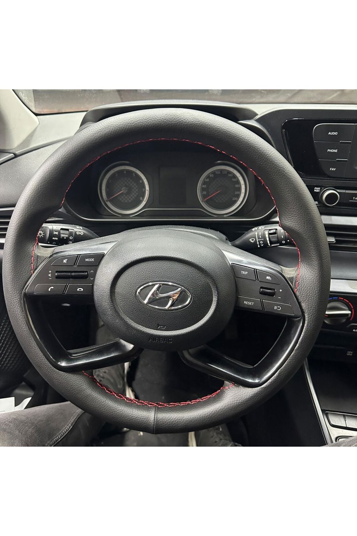 DİKİŞLİ DİREKSİYON KILIFI SİYAH DERİ KIRMIZI DİKİŞLİ HYUNDAİ İ20 İÇİN karışık