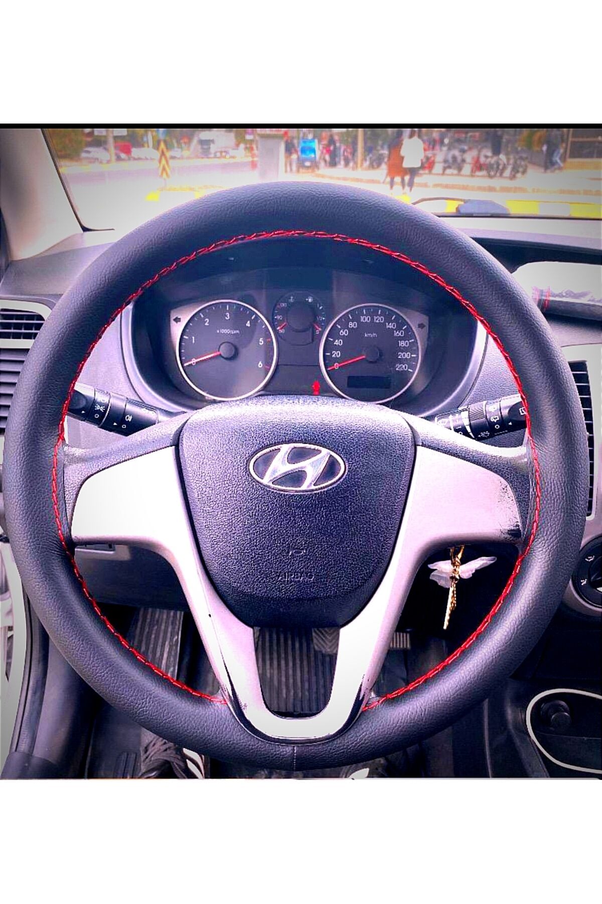 DİKİŞLİ DİREKSİYON KILIFI SİYAH DERİ KIRMIZI DİKİŞLİ HYUNDAİ İ20 İÇİN KIRMIZI DİKİŞLİ