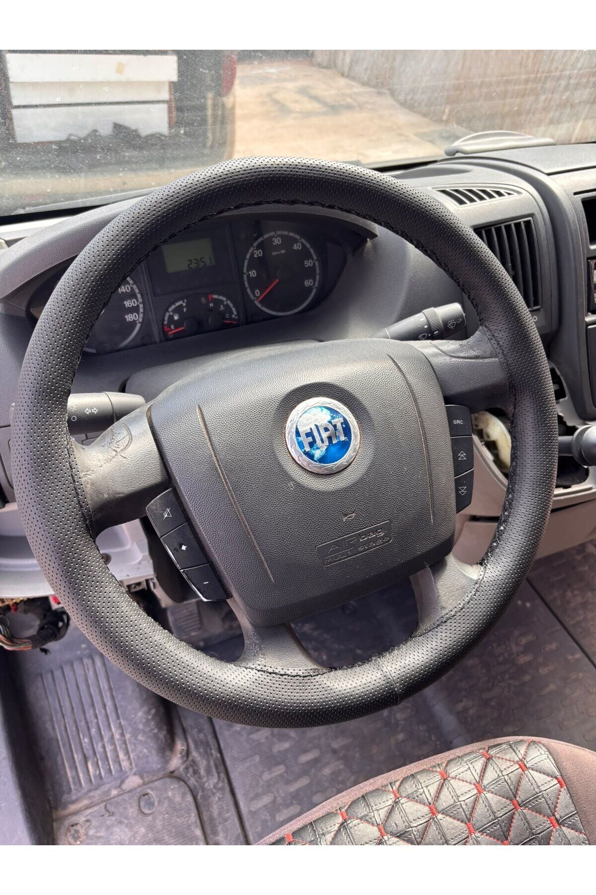 DİKİŞLİ DİREKSİYON KILIFI NOKTALI SİYAH DERİ SİYAH DİKİŞLİ FİAT DUCATO BU DİREKSİYON İÇİN