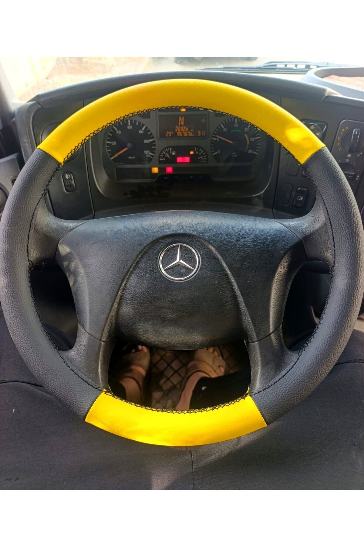 DİKİŞLİ DİREKSİYON KILIFI SİYAH DERİ SARI DERİ SİYAH DİKİŞLİ MERCEDES BU DİREKSİYONLARA UYGUN