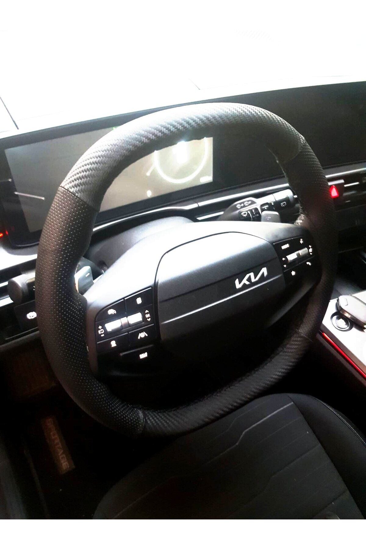 DİKİŞLİ DİREKSİYON KILIFI KARBON DERİ NOKTA DERİ SİYAH DİKİŞLİ KİA SPORTAGE İÇİN