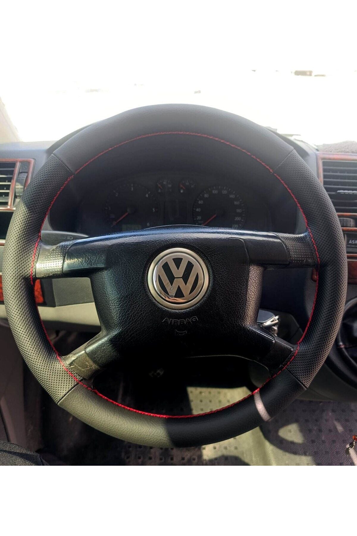 DİKİŞLİ DİREKSİYON KILIFI SİYAH / NOKTA DERİ KIRMIZI DİKİŞLİ VOLKSWAGEN TRANSPORTER İÇİN