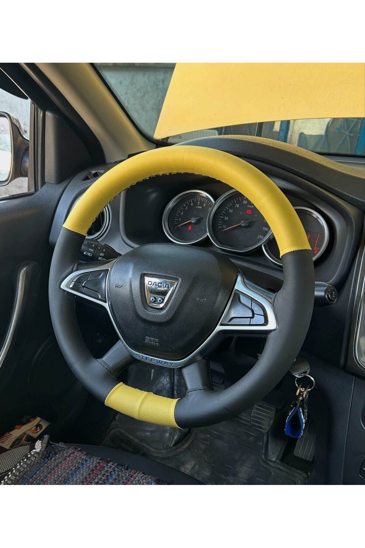 DİKİŞLİ DİREKSİYON KILIFI SARI / SİYAH DERİ SİYAH DİKİŞLİ DACİA DUSTER İÇİN