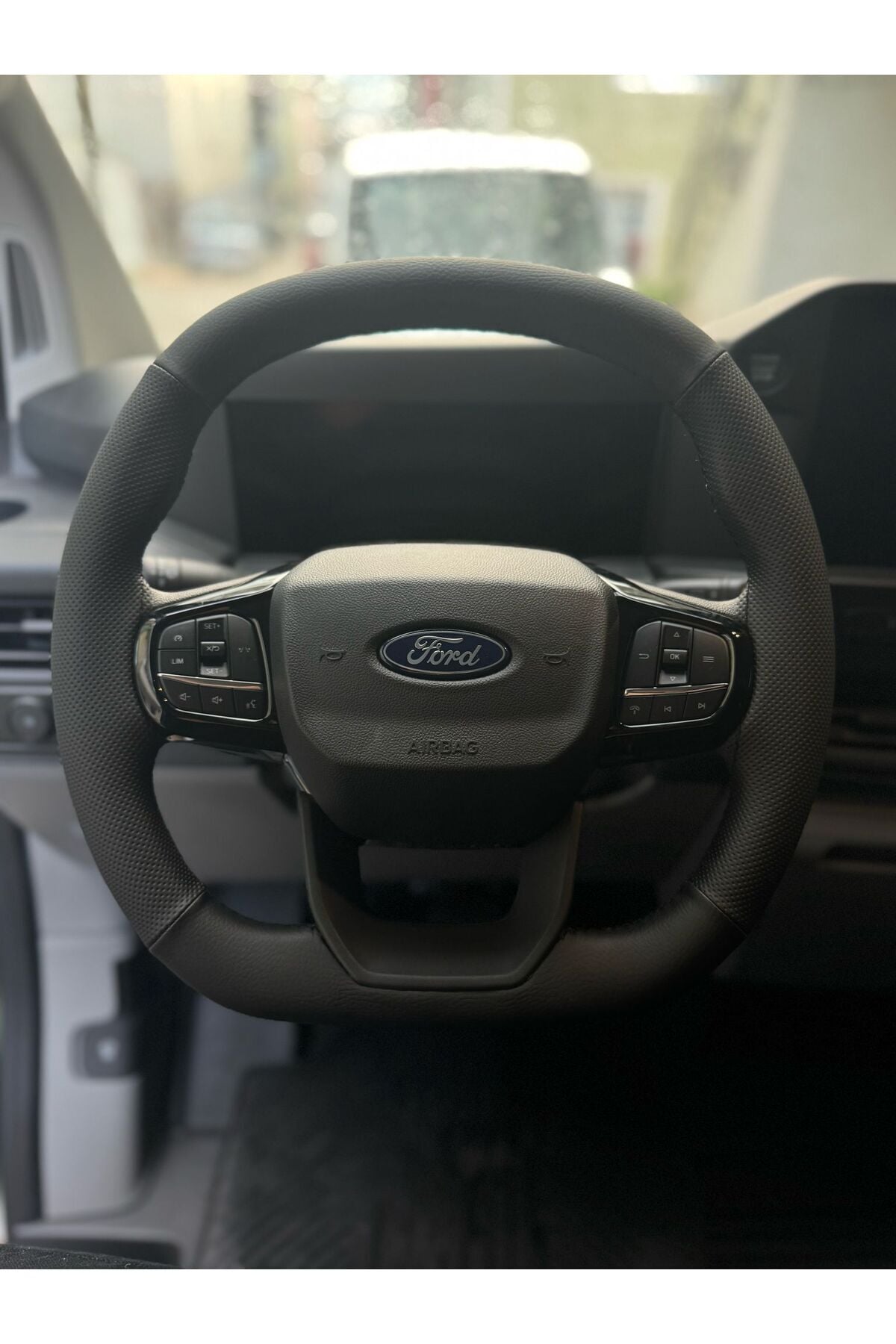 DİKİŞLİ DİREKSİYON KILIFI SİYAH DERİ NOKTALI DERİ SİYAH DİKİŞLİ FORD CUSTOM İÇİN