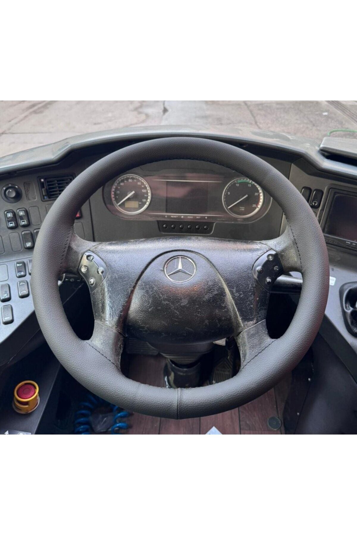 DİKİŞLİ DİREKSİYON KILIFI SİYAH SİYAH DİKİŞLİ MERCEDES OTOBÜS FOTODAKİ DİREKSİYONLAR İÇİN
