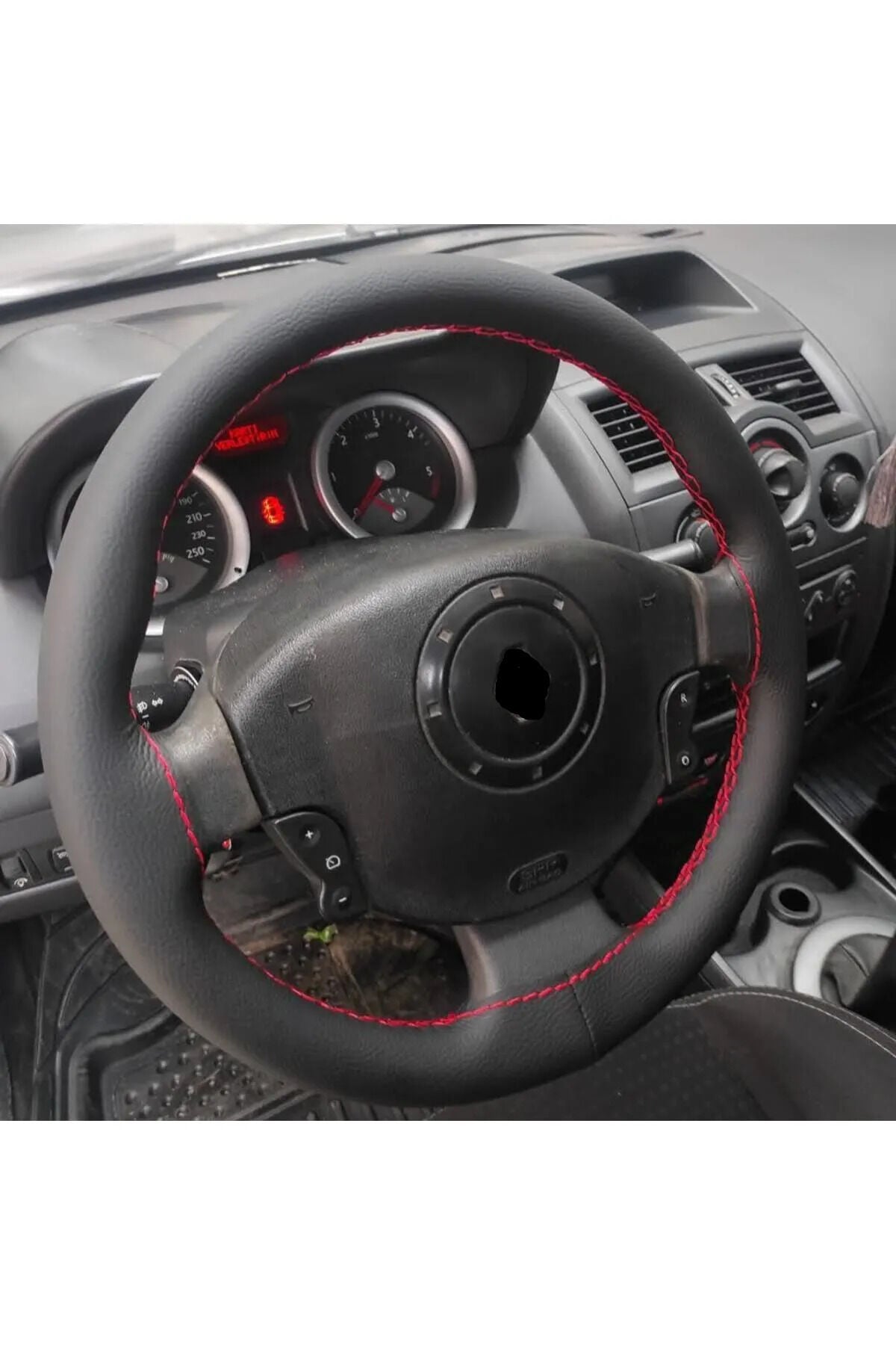 DİKİŞLİ DİREKSİYON KILIFI SİYAH DERİ KIRMIZI DİKİŞLİ RENAULT MEGANE 2 İÇİN