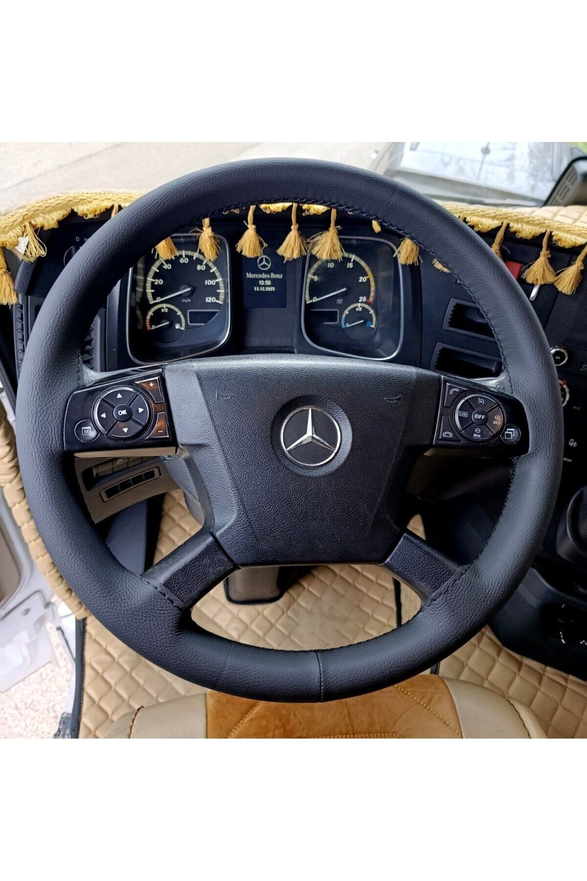 DİKİŞLİ DİREKSİYON KILIFI SİYAH DERİ SİYAH DİKİŞLİ MERCEDES ACTROS FOTODAKİ DİREKSİYONLAR İÇİN