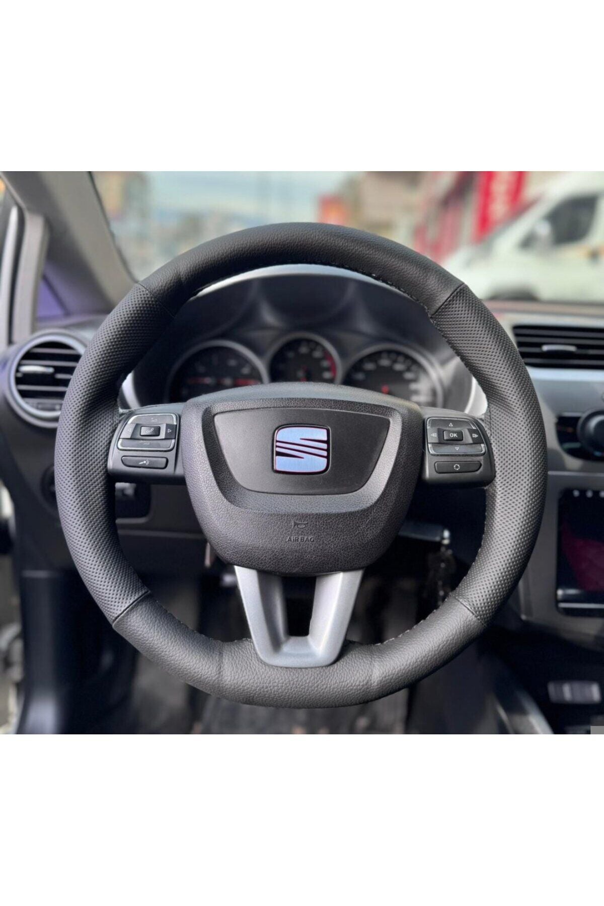 DİKİŞLİ DİREKSİYON KILIFI SİYAH / NOKTALI DERİ SİYAH DİKİŞLİ SEAT LEON BU DİREKSİYON İÇİN