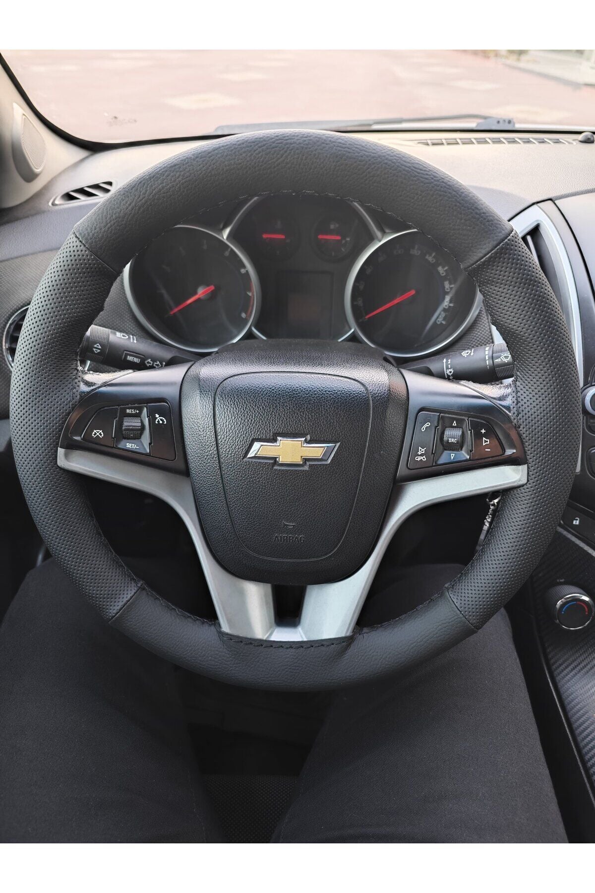 DİKİŞLİ DİREKSİYON KILIFI SİYAH / NOKTA DERİ SİYAH DİKİŞLİ CHEVROLET CRUZE İÇİN