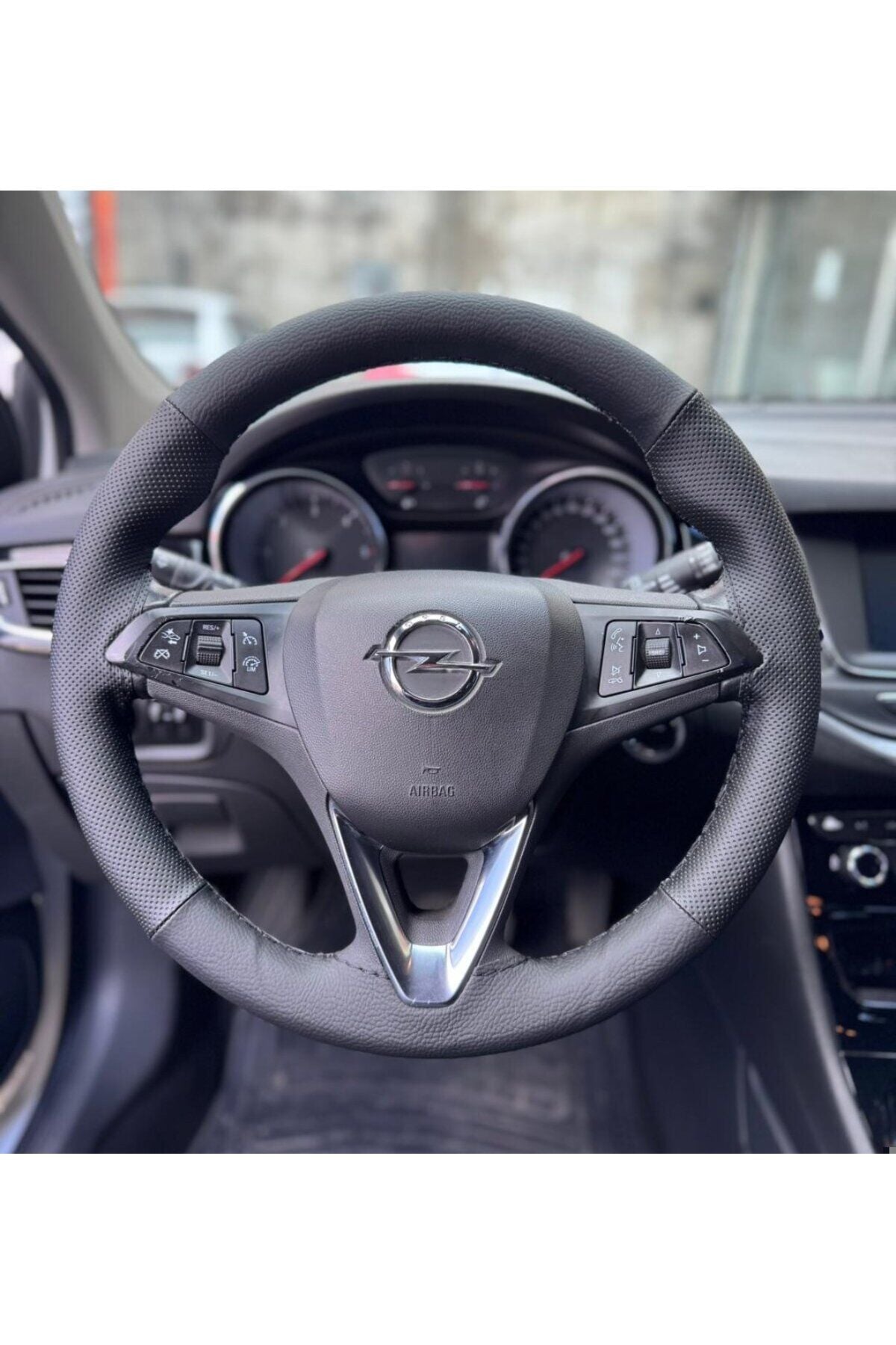 DİKİŞLİ DİREKSİYON KILIFI SİYAH DERİ NOKTALI DERİ SİYAH DİKİŞLİ OPEL MOKKA ASTRA FOTODAKİ İÇİN