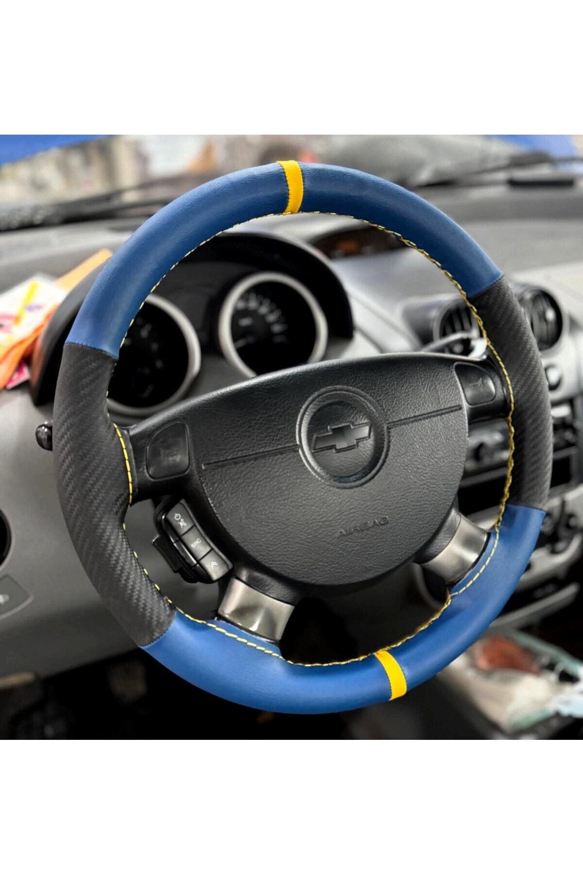 DİKİŞLİ DİREKSİYON KILIFI MAVİ / KARBON DERİ SARI YÜZÜK SARI DİKİŞLİ CHEVROLET AVEO İÇİN