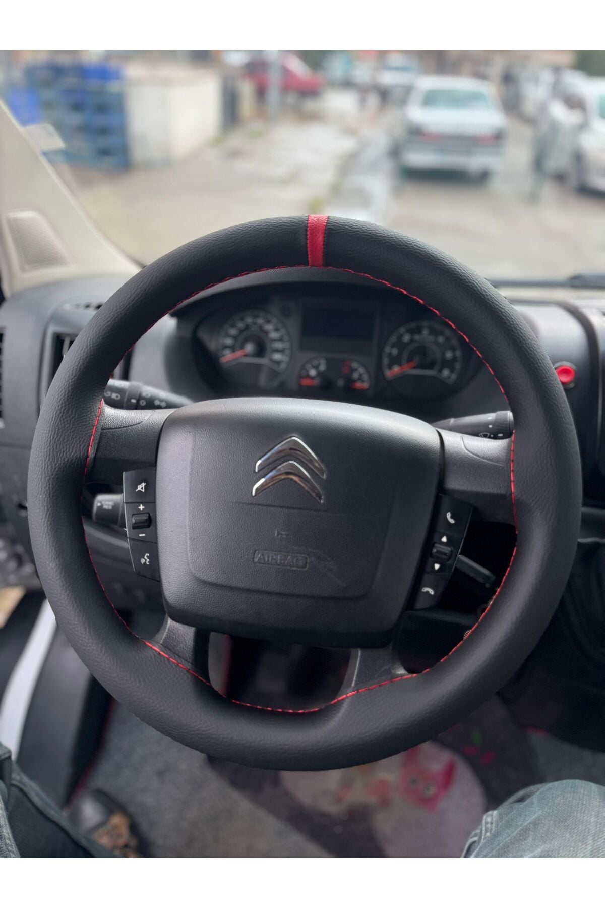 DİKİŞLİ DİREKSİYON KILIFI SİYAH DERİ KIRMIZI YÜZÜK KIRMIZI DİKİŞLİ FIAT DUCATO FOTODAKİ ARAÇ İÇİN