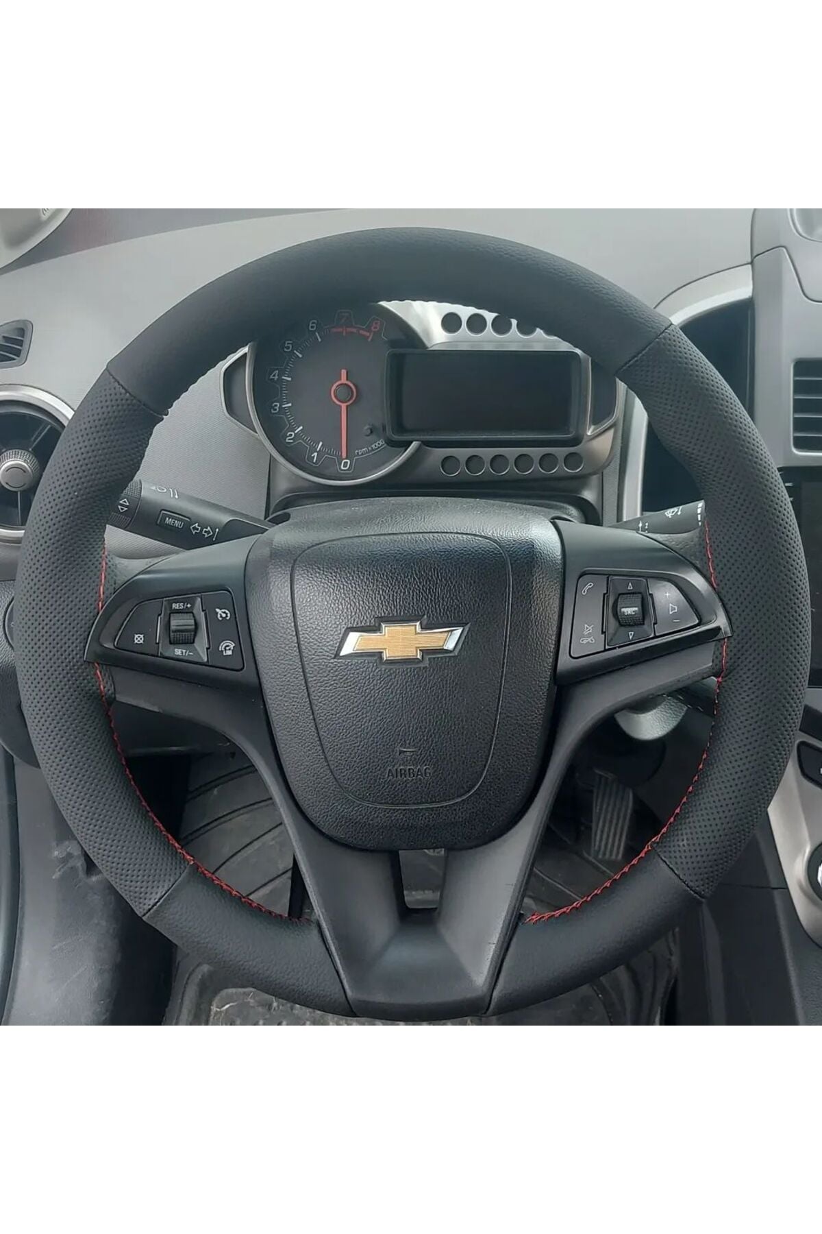 DİKİŞLİ DİREKSİYON KILIFI SİYAH DERİ NOKTALI DERİ KIRMIZI DİKİŞLİ CHEVROLET AVEO İÇİN