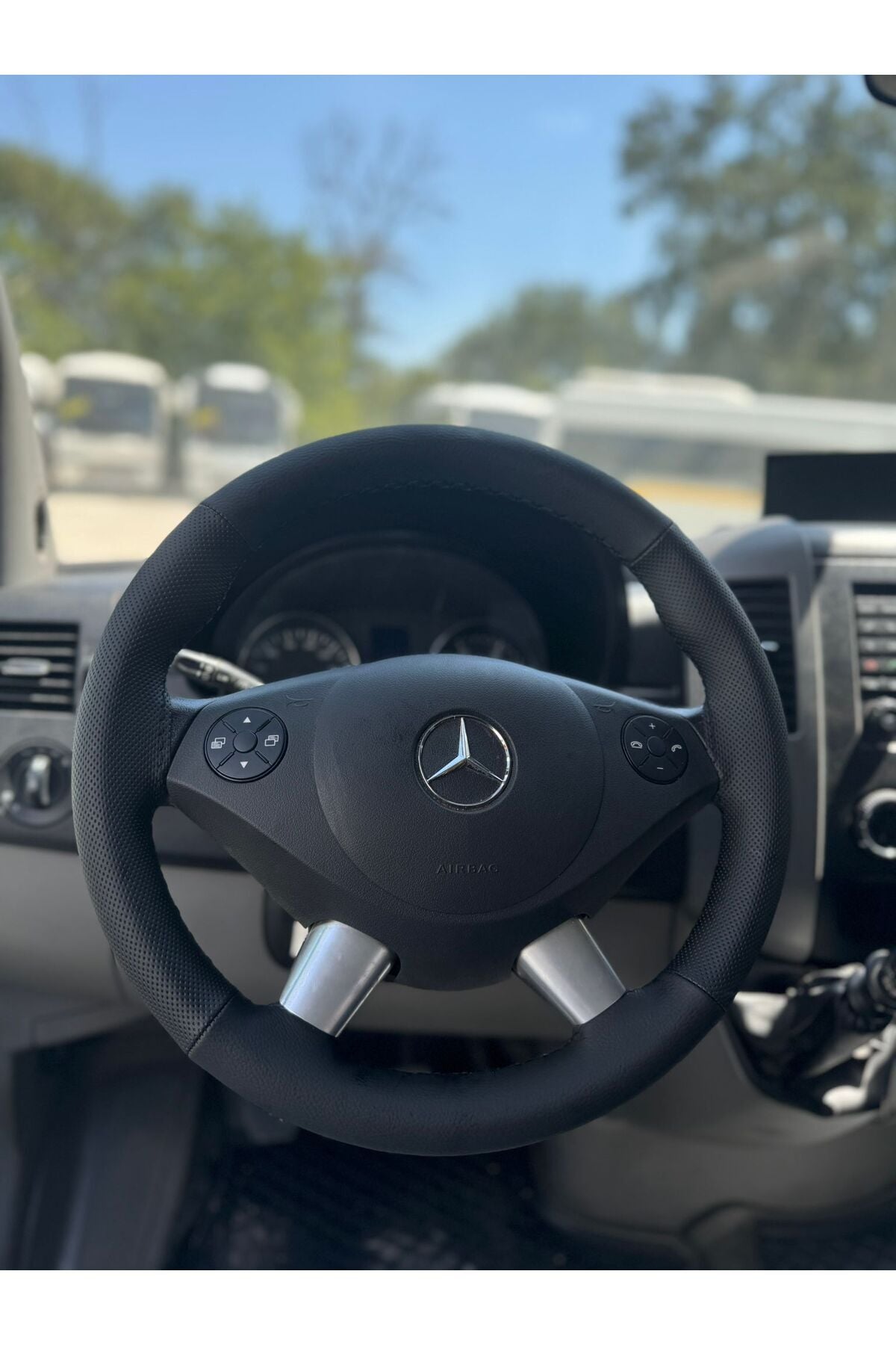 DİKİŞLİ DİREKSİYON KILIFI SİYAH DERİ NOKTALI DERİ SİYAH DİKİŞLİ MERCEDES YENİ SPRİNTER