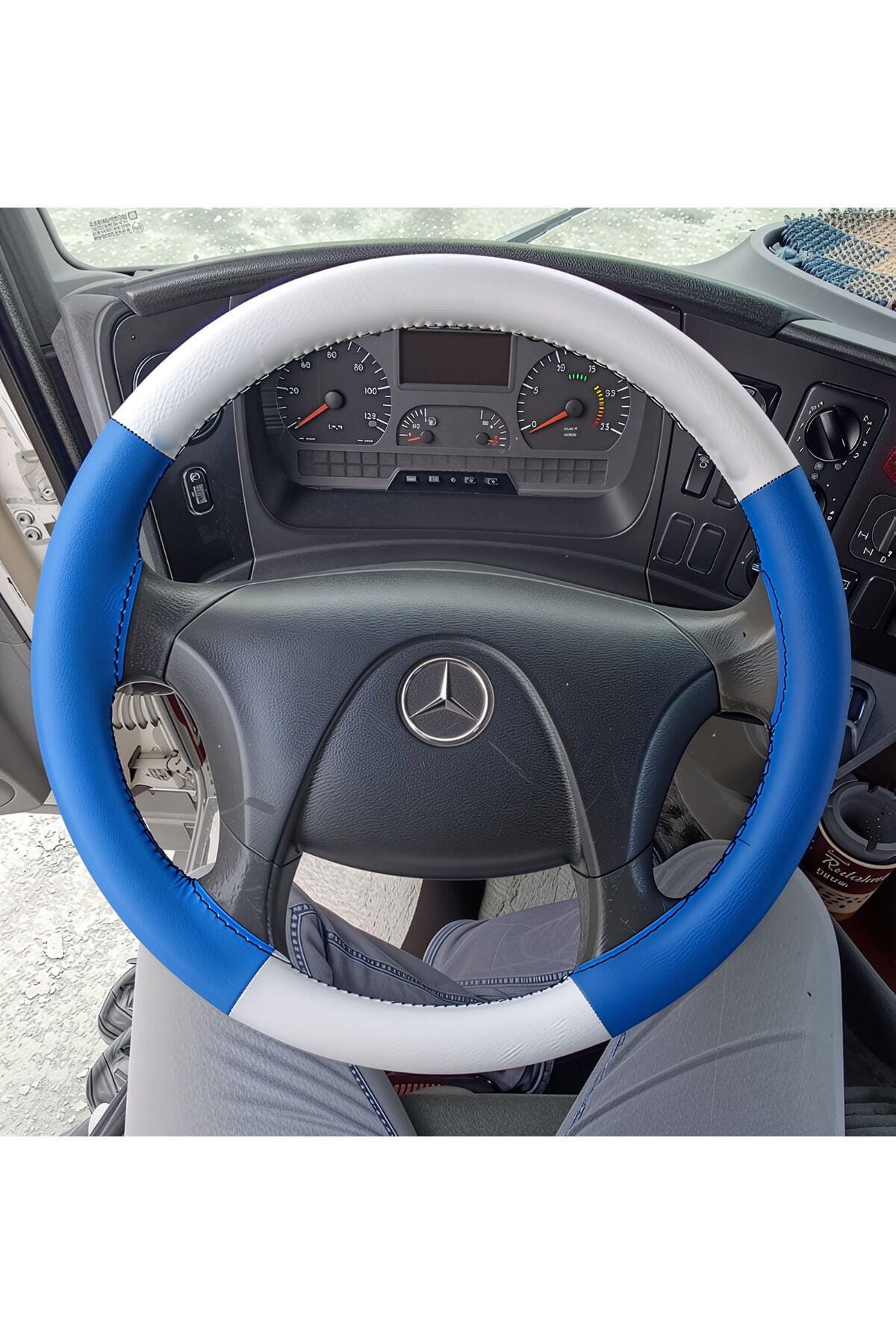 DİKİŞLİ DİREKSİYON KILIFI BEYAZ / MAVİ DERİ SİYAH DİKİŞ MERCEDES (FOTODAKİ) TIR KAMYON İÇİN