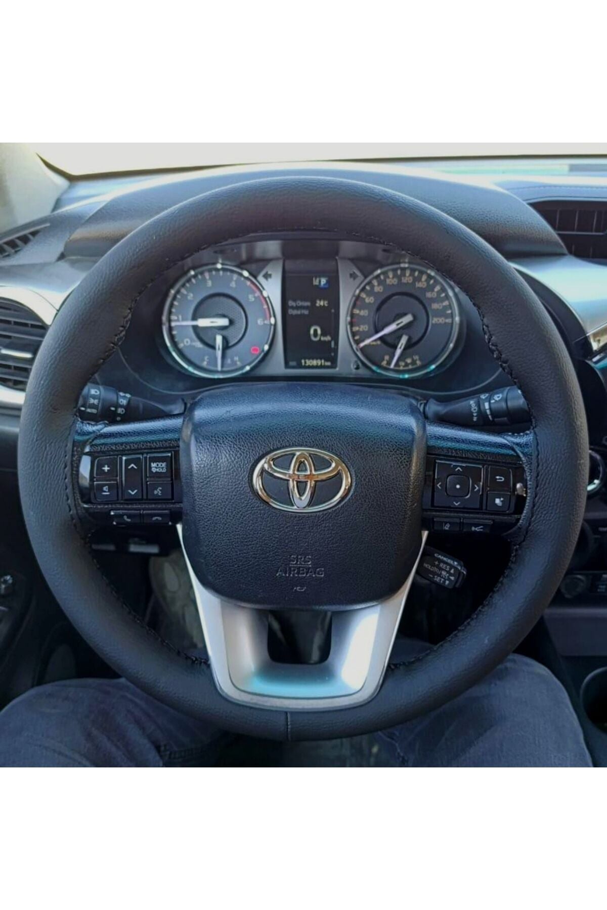 DİKİŞLİ DİREKSİYON KILIFI SİYAH DERİ SİYAH DİKİŞLİ TOYOTA HİLUX İÇİN (FOTODAKİ DİREKSİYON)