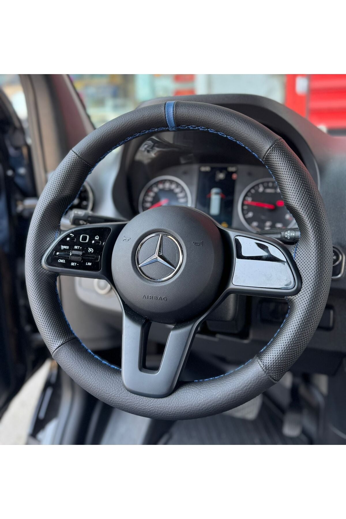 DİKİŞLİ DİREKSİYON KILIFI NOKTA DERİ SİYAH DERİ MAVİ YÜZÜK DİKİŞLİ MERCEDES SPRİNTER İÇİN