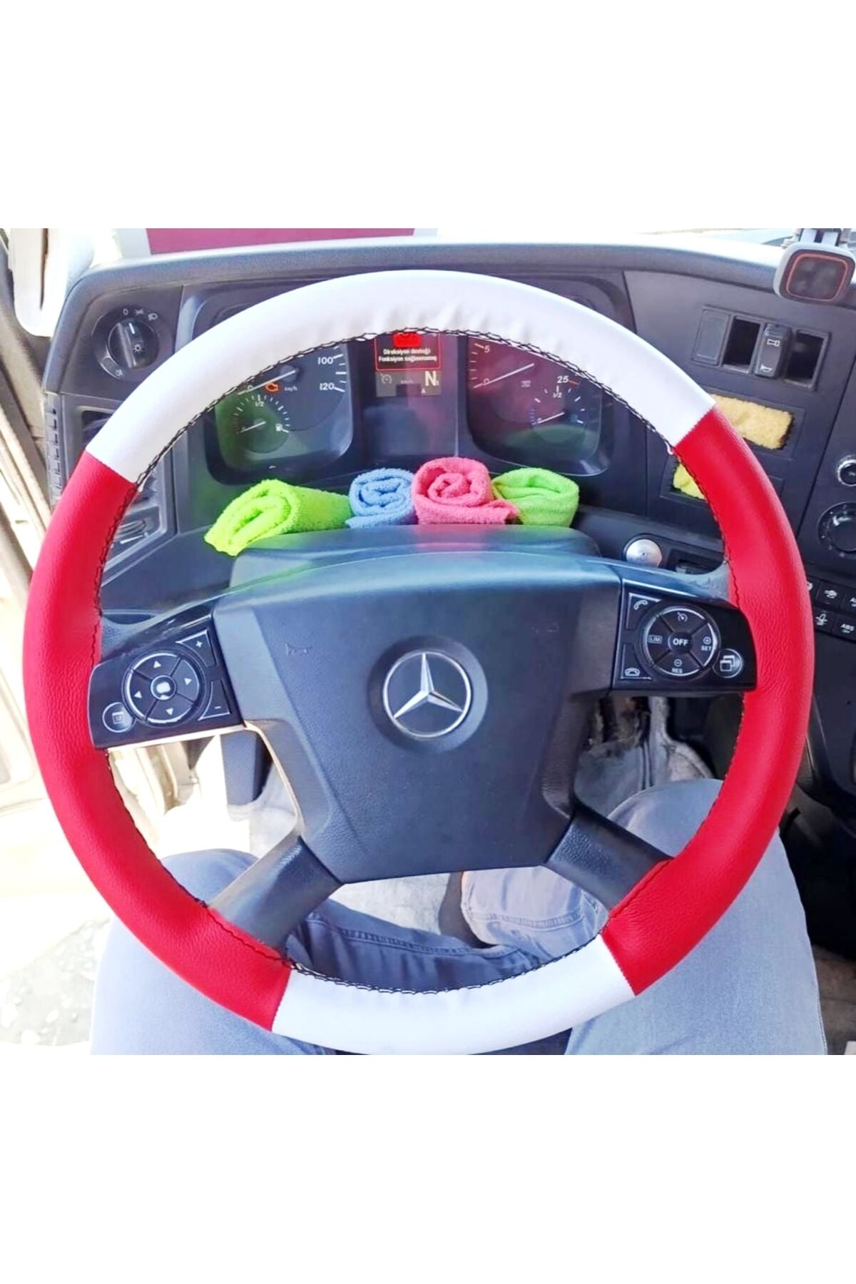 DİKİŞLİ DİREKSİYON KILIFI KIRMIZI / BEYAZ DERİ SİYAH DİKİŞLİ YENİ MERCEDES TIR KAMYON