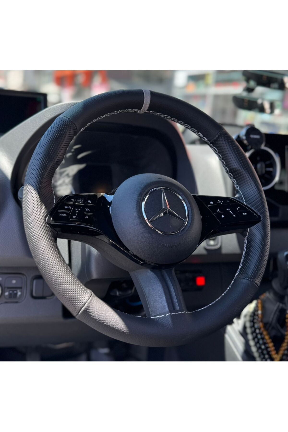 DİKİŞLİ DİREKSİYON KILIFI SİYAH DERİ NOKTALI DERİ GRİ YÜZÜK GRİ DİKİŞ MERCEDES SPRİNTER İÇİN