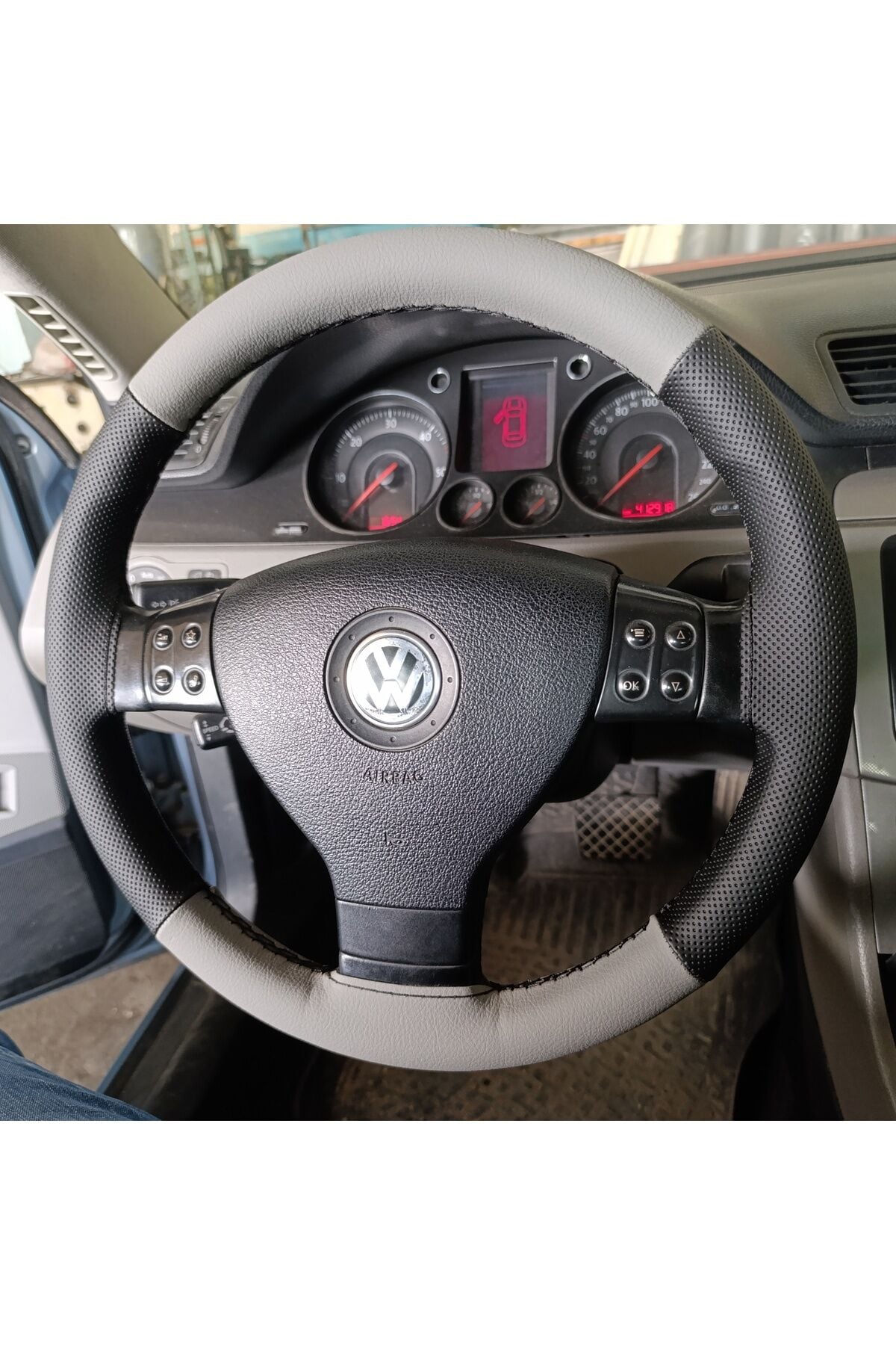 DİKİŞLİ DİREKSİYON KILIFI NOKTALI DERİ GRİ DERİ SİYAH DİKİŞLİ VW PASSAT İÇİN 2006-2012