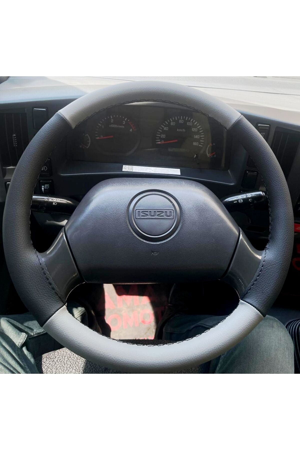 DİKİŞLİ DİREKSİYON KILIFI GRİ DERİ SİYAH DERİ SİYAH DİKİŞLİ ISUZU NPR İCİN