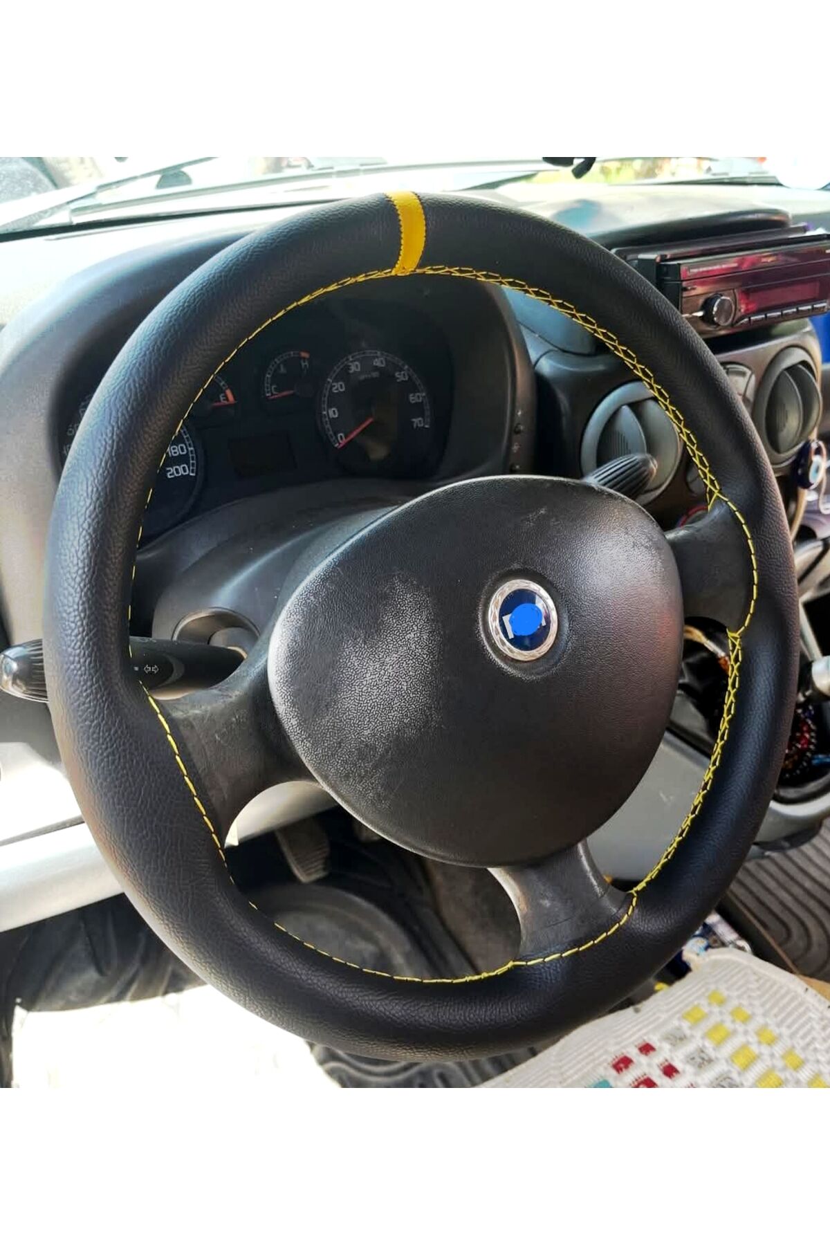 DİKİŞLİ DİREKSİYON KILIFI SİYAH DERİ SARI YÜZÜK SARI DİKİŞLİ FIAT DOBLO İÇİN (FOTODAKİ DİREKSİYON)