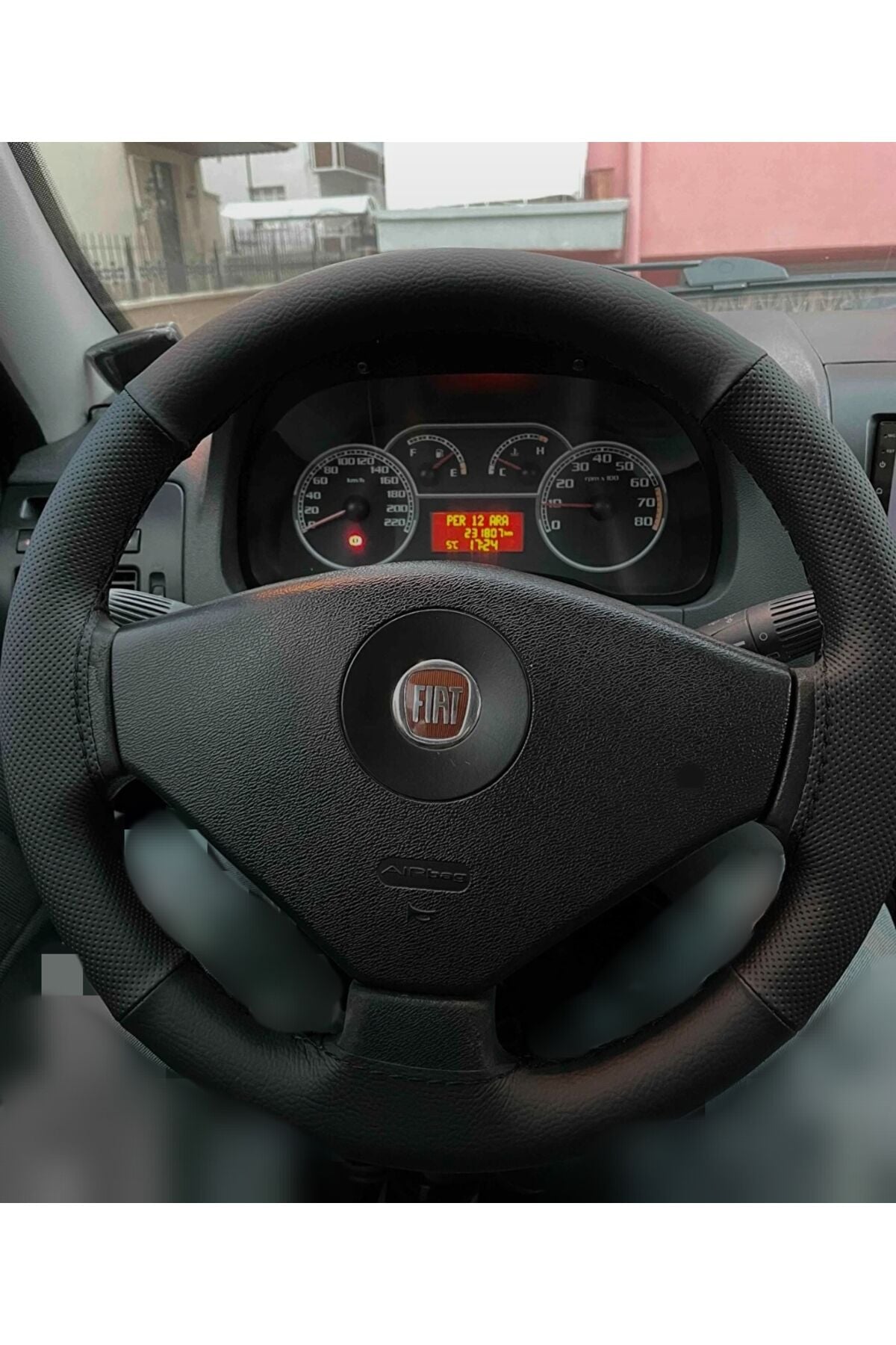 DİKİŞLİ DİREKSİYON KILIFI SİYAH DERİ NOKTALI DERİ SİYAH DİKİŞLİ FIAT ALBEA İÇİN