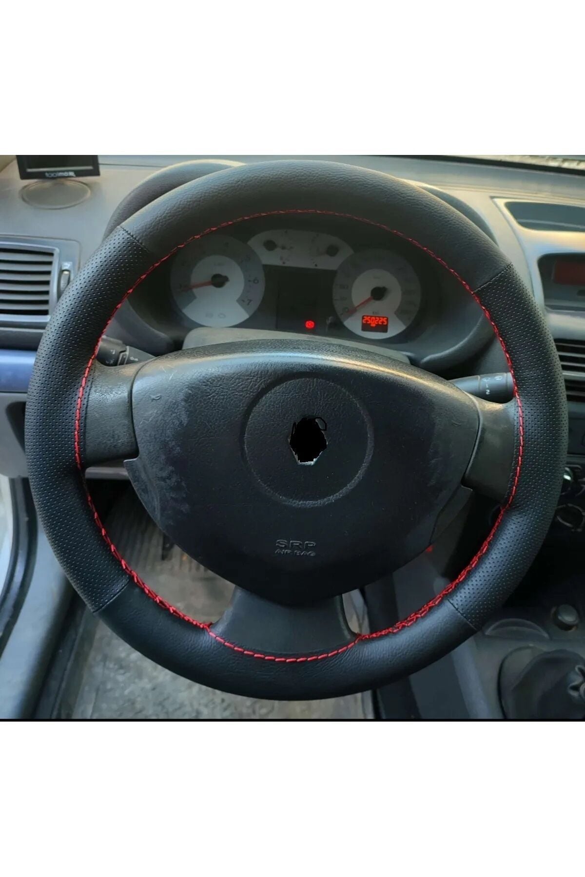 DİKİŞLİ DİREKSİYON KILIFI SİYAH DERİ NOKTALI DERİ KIRMIZI DİKİŞLİ RENAULT CLİO İÇİN
