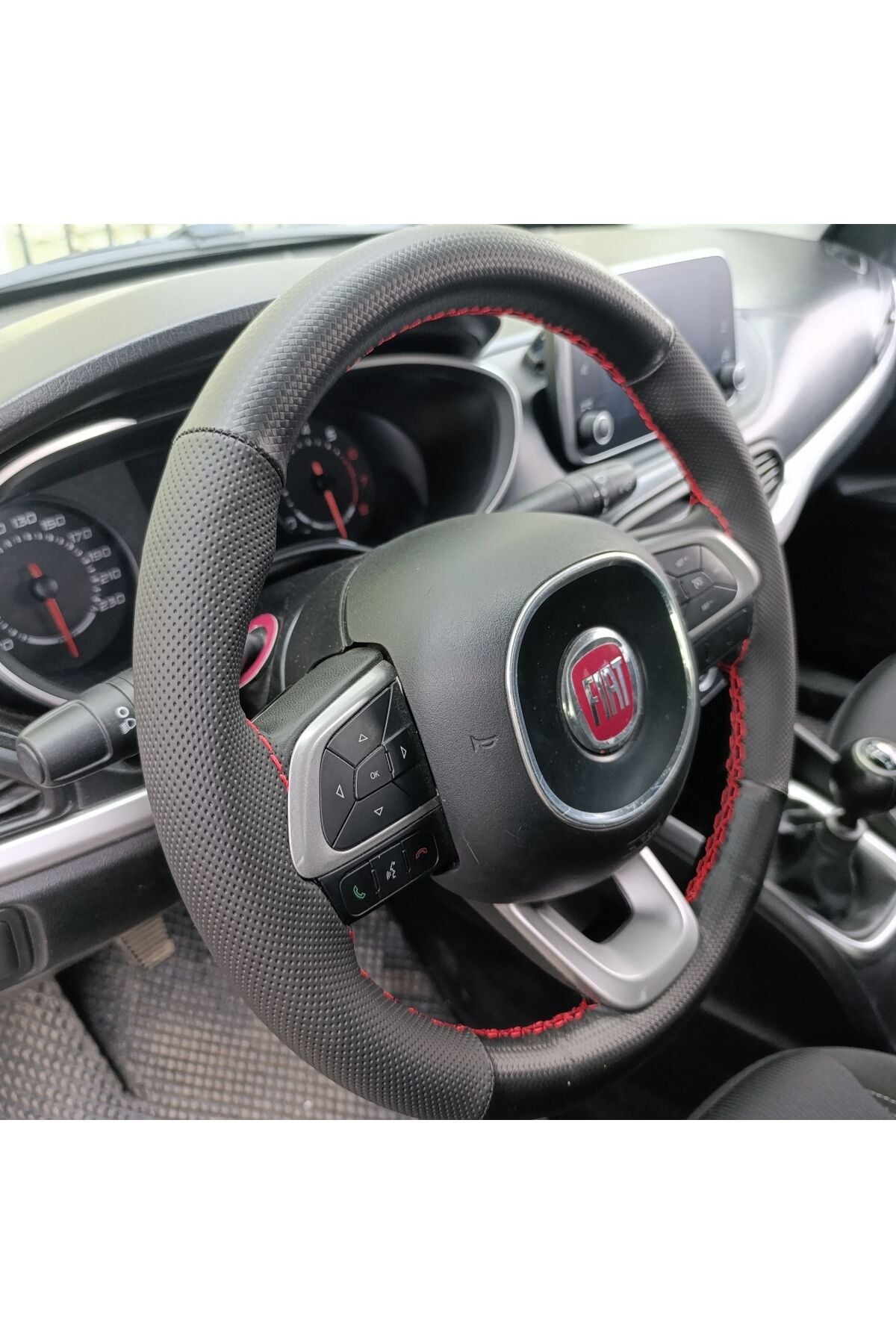 DİKİŞLİ DİREKSİYON KILIFI İTHAL KARBON DERİ NOKTALI DERİ KIRMIZI DİKİŞLİ FIAT EGEA İÇİN