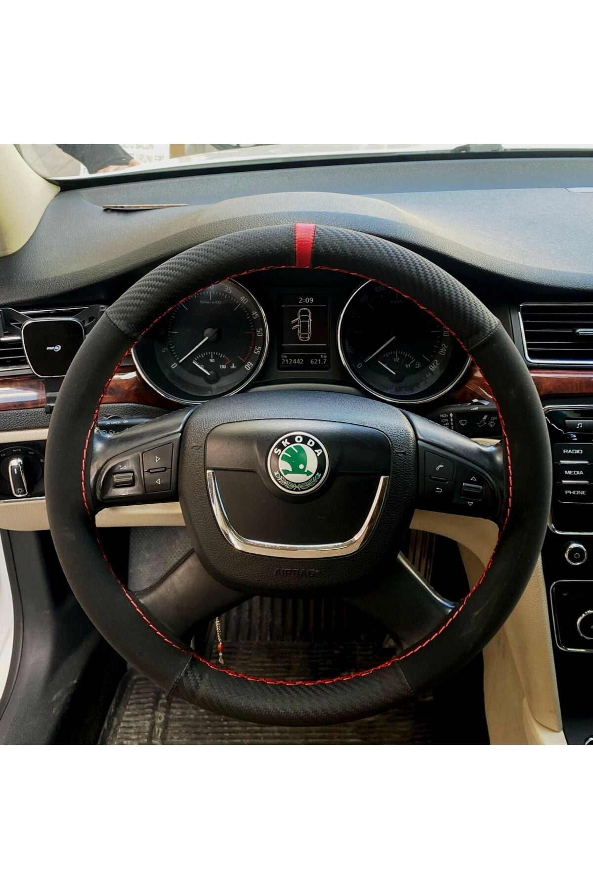 DİKİŞLİ DİREKSİYON KILIFI KARBON NUBUK KIRMIZI YÜZÜK KIRMIZI DİKİŞLİ SKODA SUPER B İÇİN