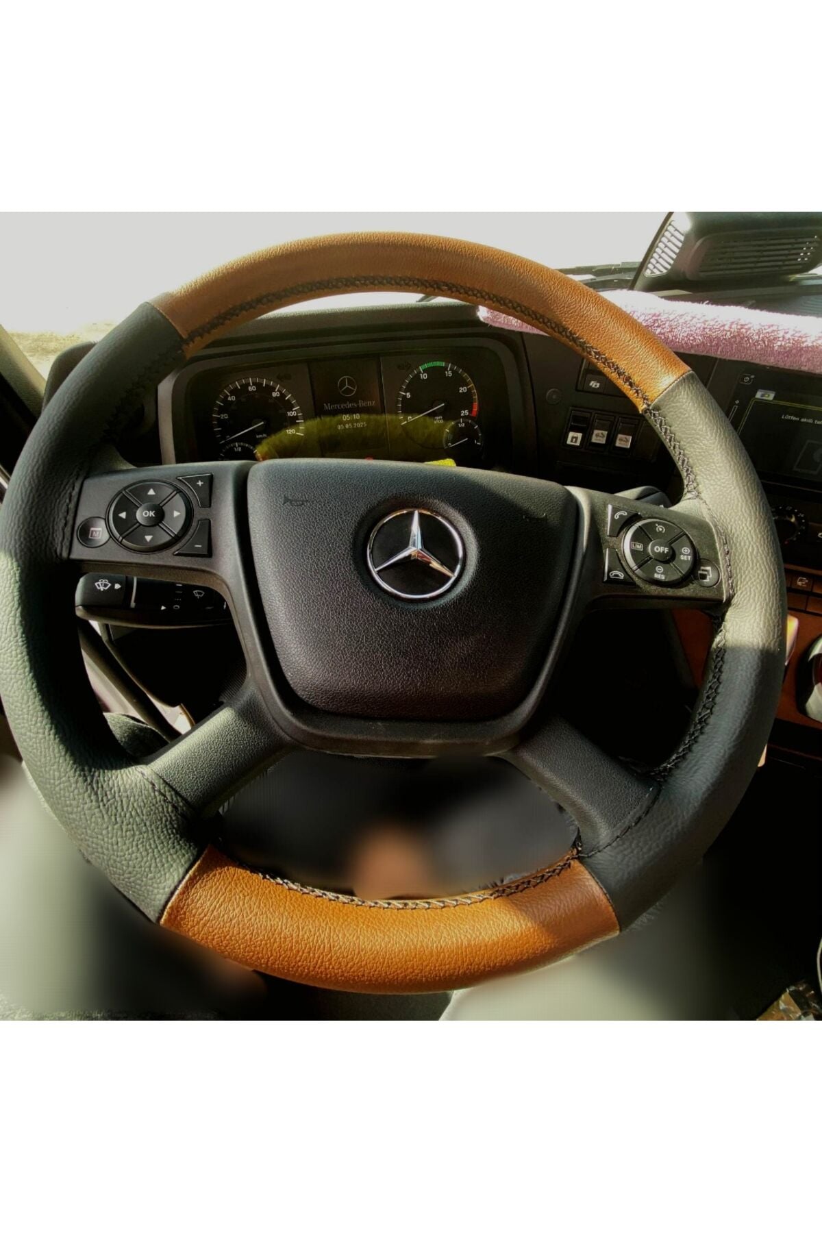 DİKİŞLİ DİREKSİYON KILIFI TABA DERİ SİYAH DERİ SİYAH DİKİŞLİ MERCEDES AROCS 4148 İÇİN