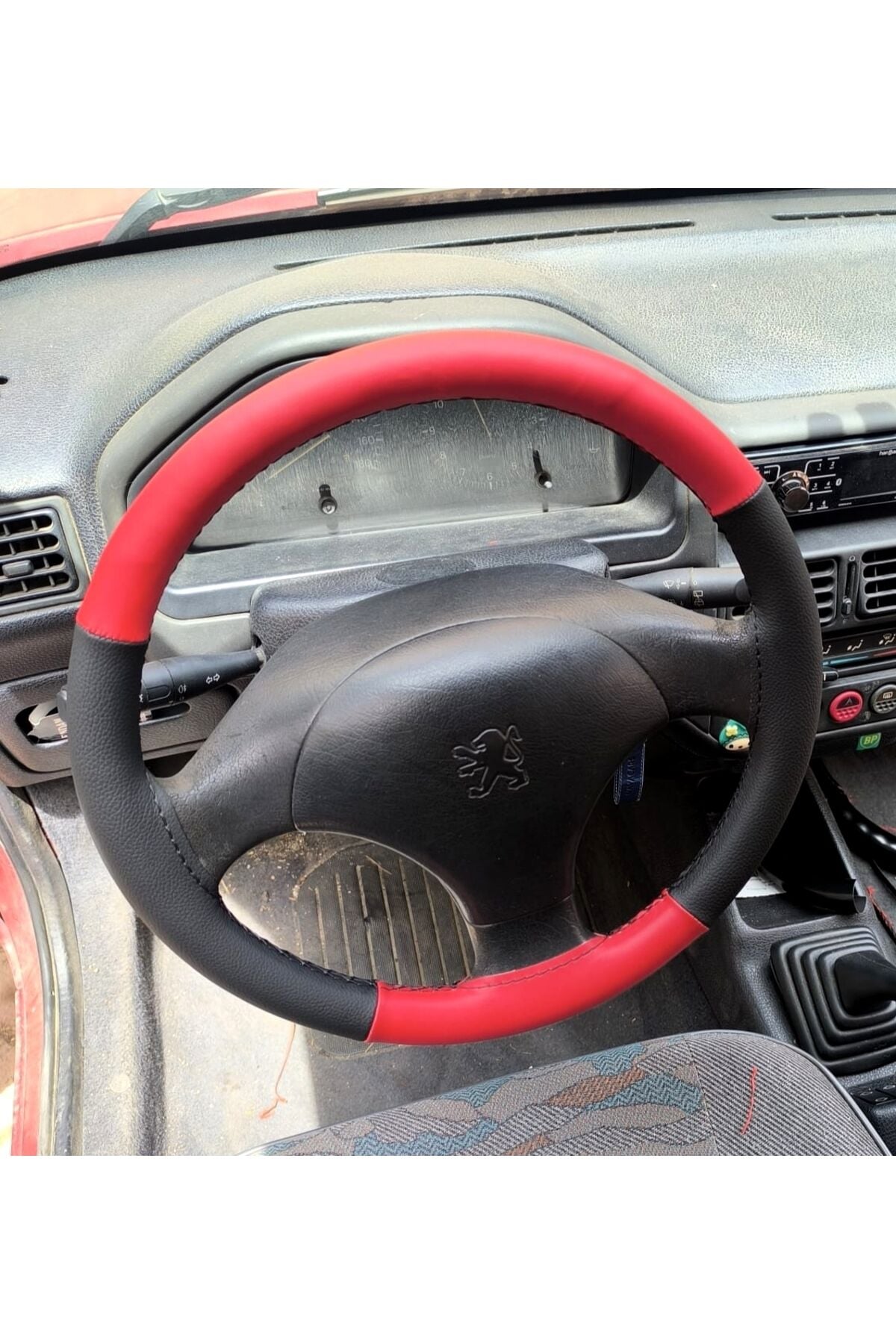 DİKİŞLİ DİREKSİYON KILIFI KIRMIZI DERİ SİYAH DERİ SİYAH DİKİŞLİ PEUGEOT 106 İÇİN