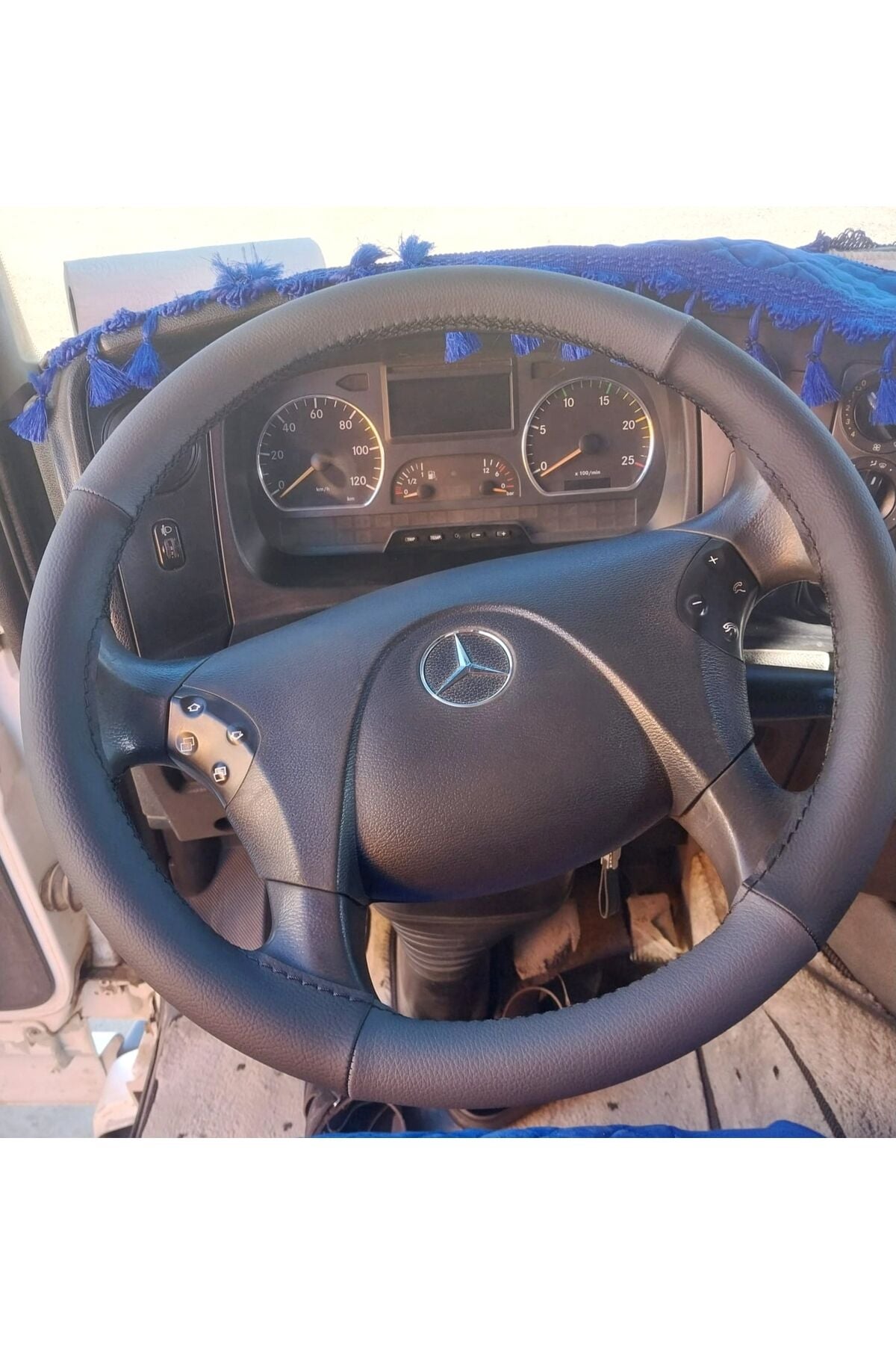 DİKİŞLİ DİREKSİYON KILIFI K.GRİ / SİYAH DERİ SİYAH DİKİŞLİ MERCEDES (FOTOĞRAFTAKİ DİREKSİYON) İÇİN