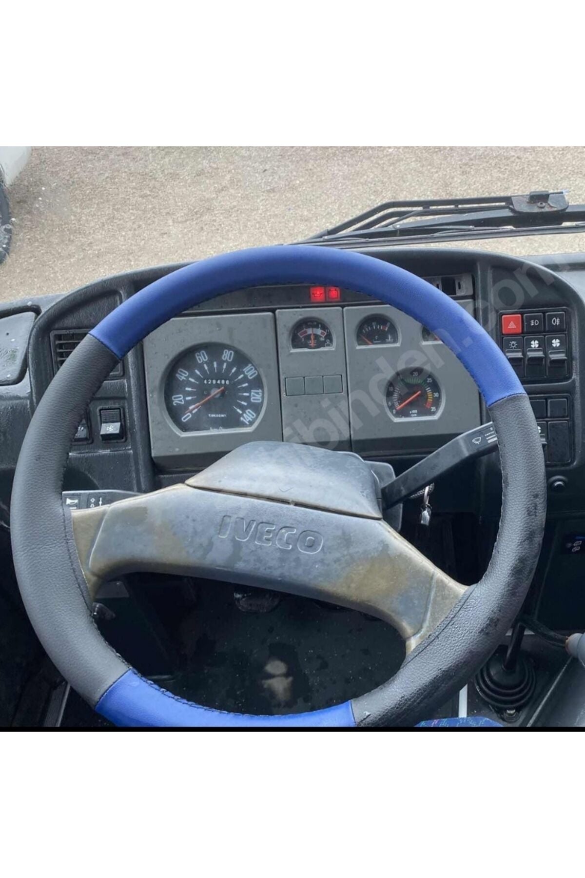 DİKİŞLİ DİREKSİYON KILIFI SİYAH / MAVİ DERİ 2006 IVECO M23 OTOBÜS (fotoğraftaki direksiyon) İÇİN