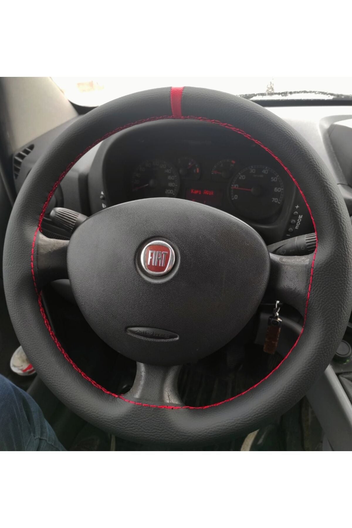 DİKİŞLİ DİREKSİYON KILIFI SİYAH DERİ KIRMIZI YÜZÜK KIRMIZI DİKİŞLİ FIAT DOBLO İÇİN