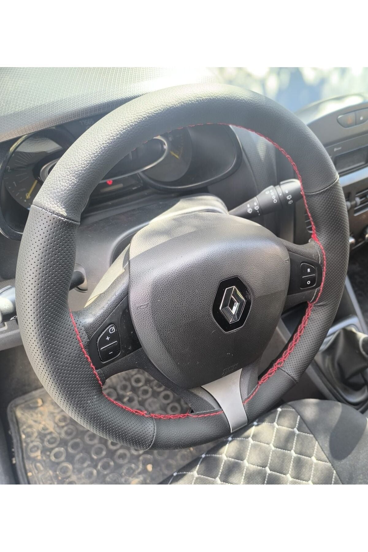 DİKİŞLİ DİREKSİYON KILIFI SİYAH DERİ NOKTALI DERİ KIRMIZI DİKİŞLİ RENAULT CLİO 4 (1.SERİ) İÇİN