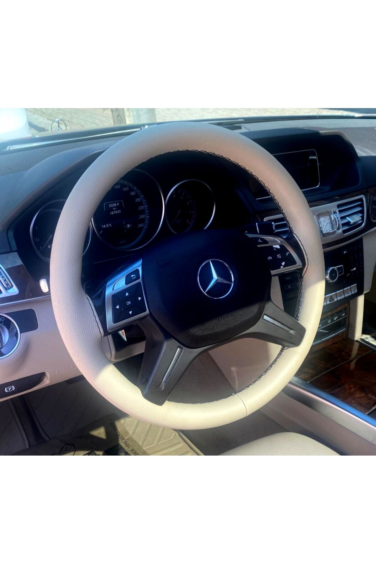 DİKİŞLİ DİREKSİYON KILIFI BEJ DERİ SİYAH DİKİŞLİ MERCEDES E İÇİN