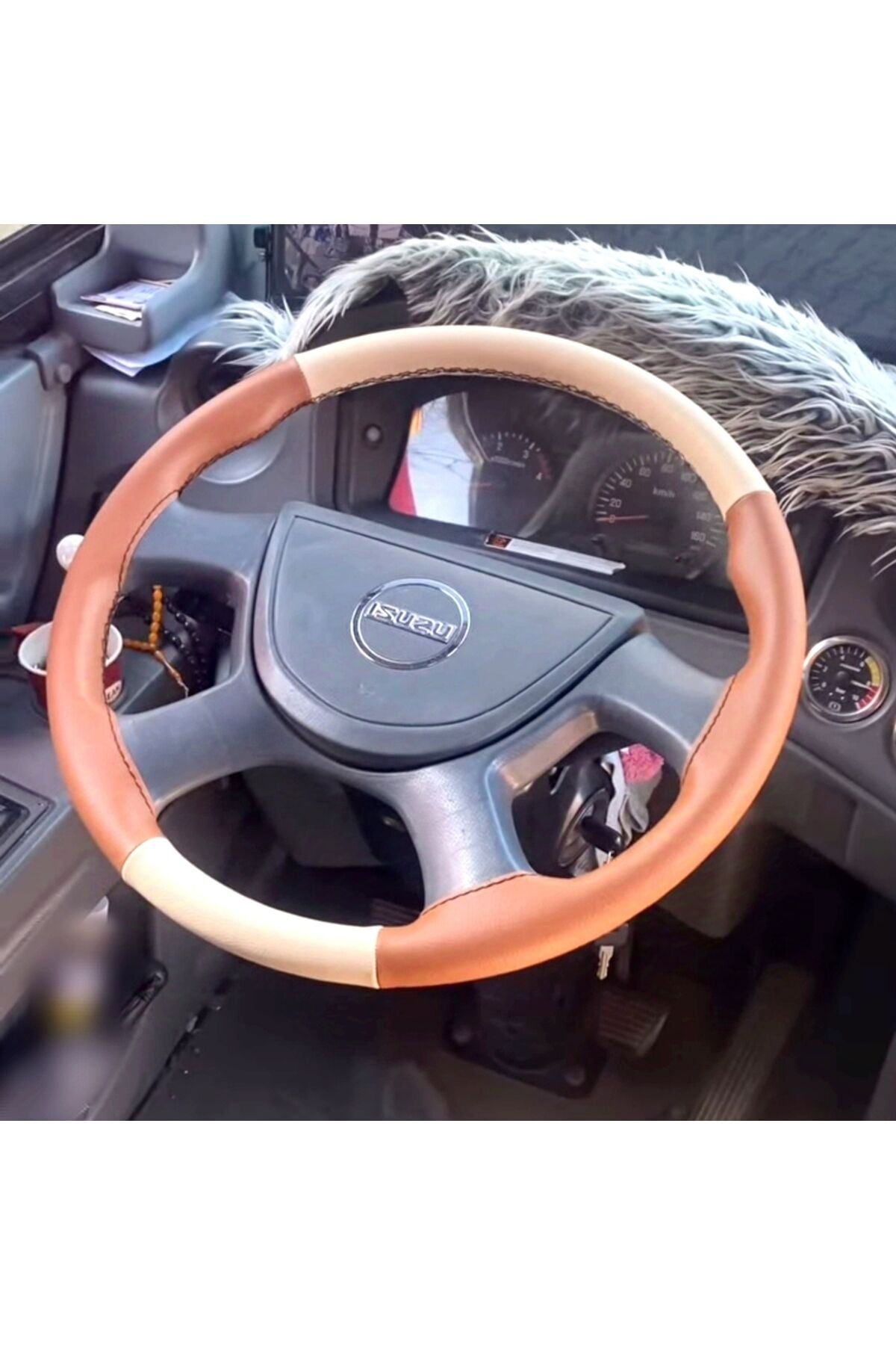DİKİŞLİ DİREKSİYON KILIFI AÇIK BEJ DERİ TABA DERİ SİYAH DİKİŞLİ ISUZU NOVO İÇİN