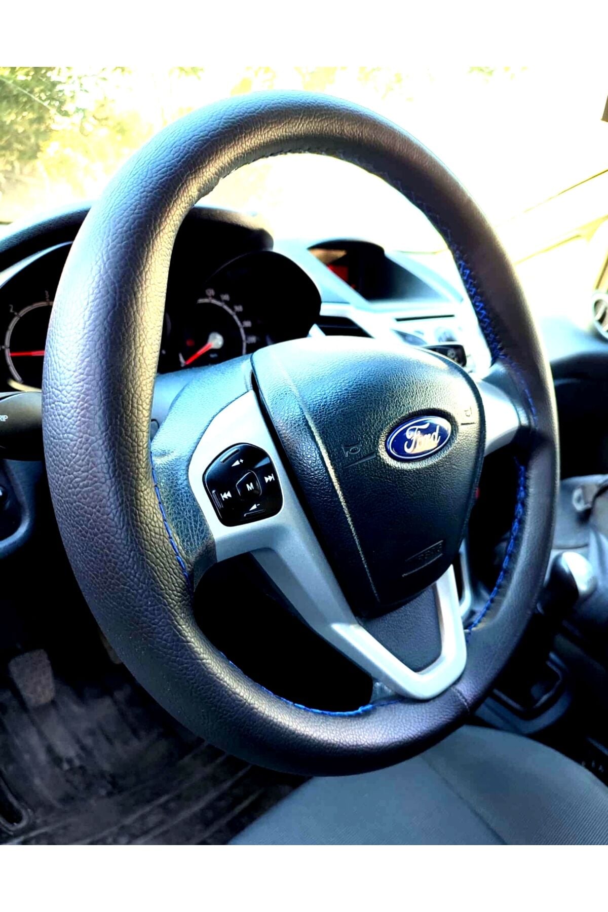 DİKİŞLİ DİREKSİYON KILIFI SİYAH DERİ MAVİ DİKİŞLİ FORD CURRİER İÇİN