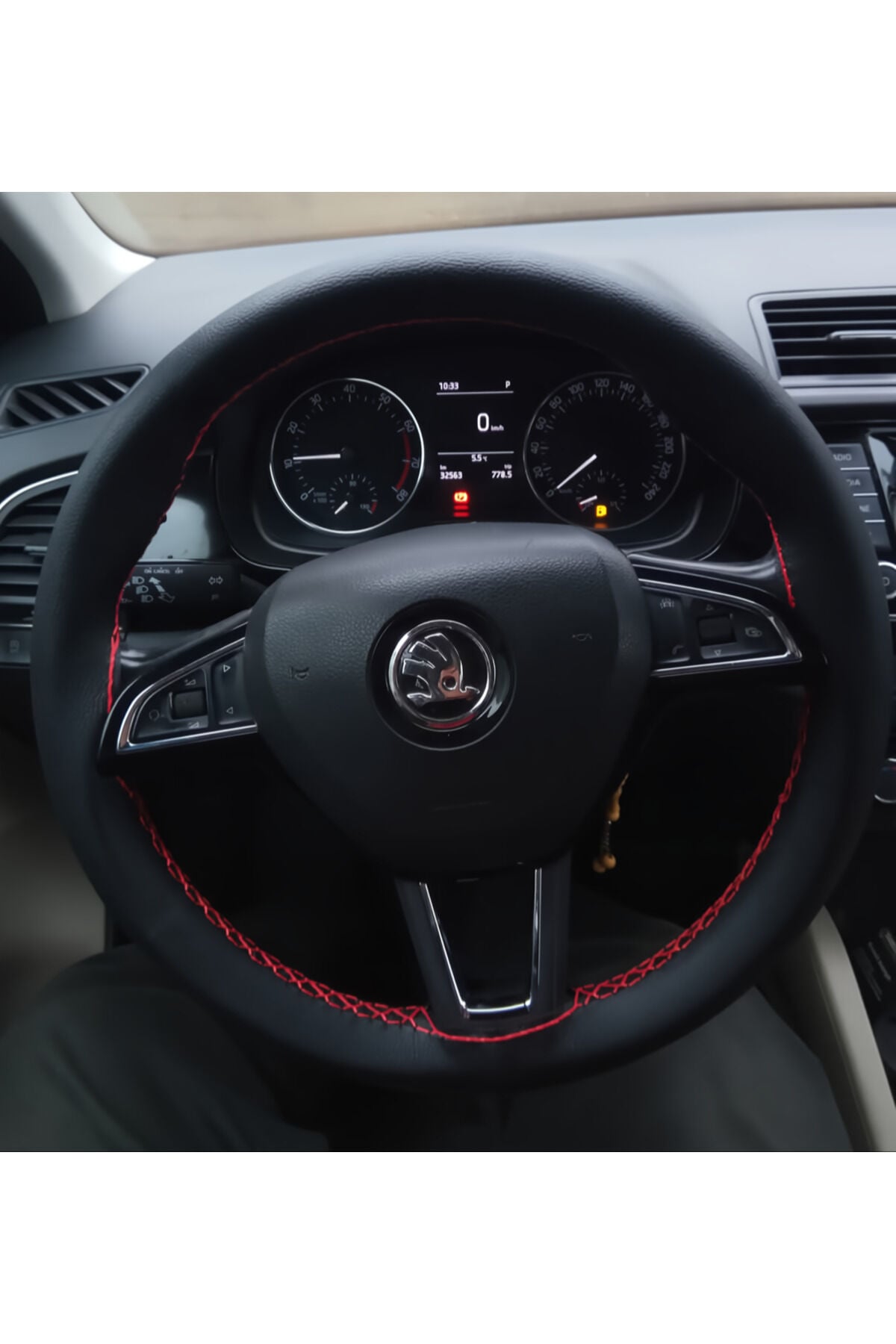 DİKİŞLİ DİREKSİYON KILIFI SİYAH DERİ KIRMIZI DİKİŞLİ SKODA FOTOĞRAFTAKİ DİREKSİYONA UYGUNDUR