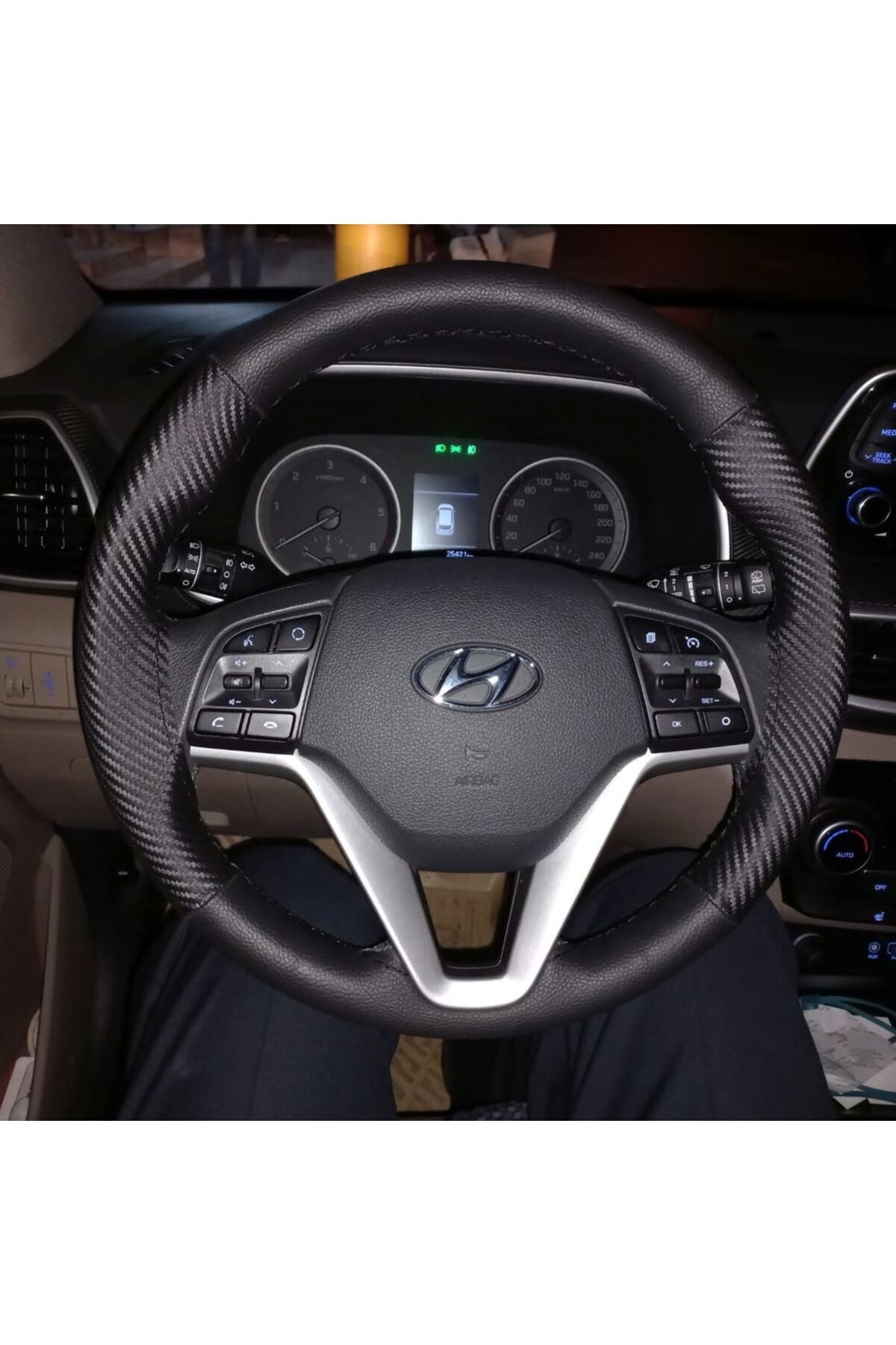 DİKİŞLİ DİREKSİYON KILIFI SİYAH / KARBON DERİ SİYAH DİKİŞLİ HYUNDAI TUCSON İÇİN