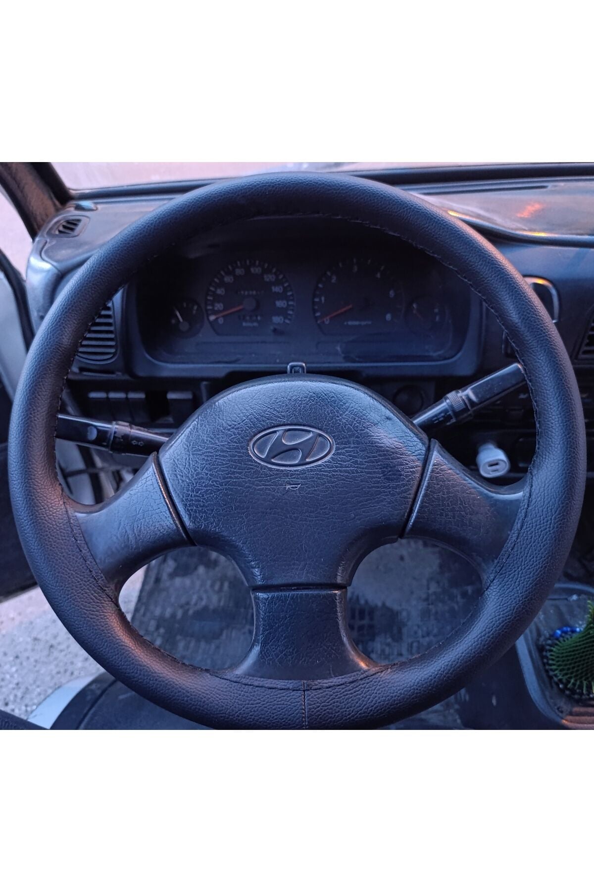 DİKİŞLİ DİREKSİYON KILIFI SİYAH DERİ SİYAH DİKİŞLİ HYUNDAİ H100 İÇİN