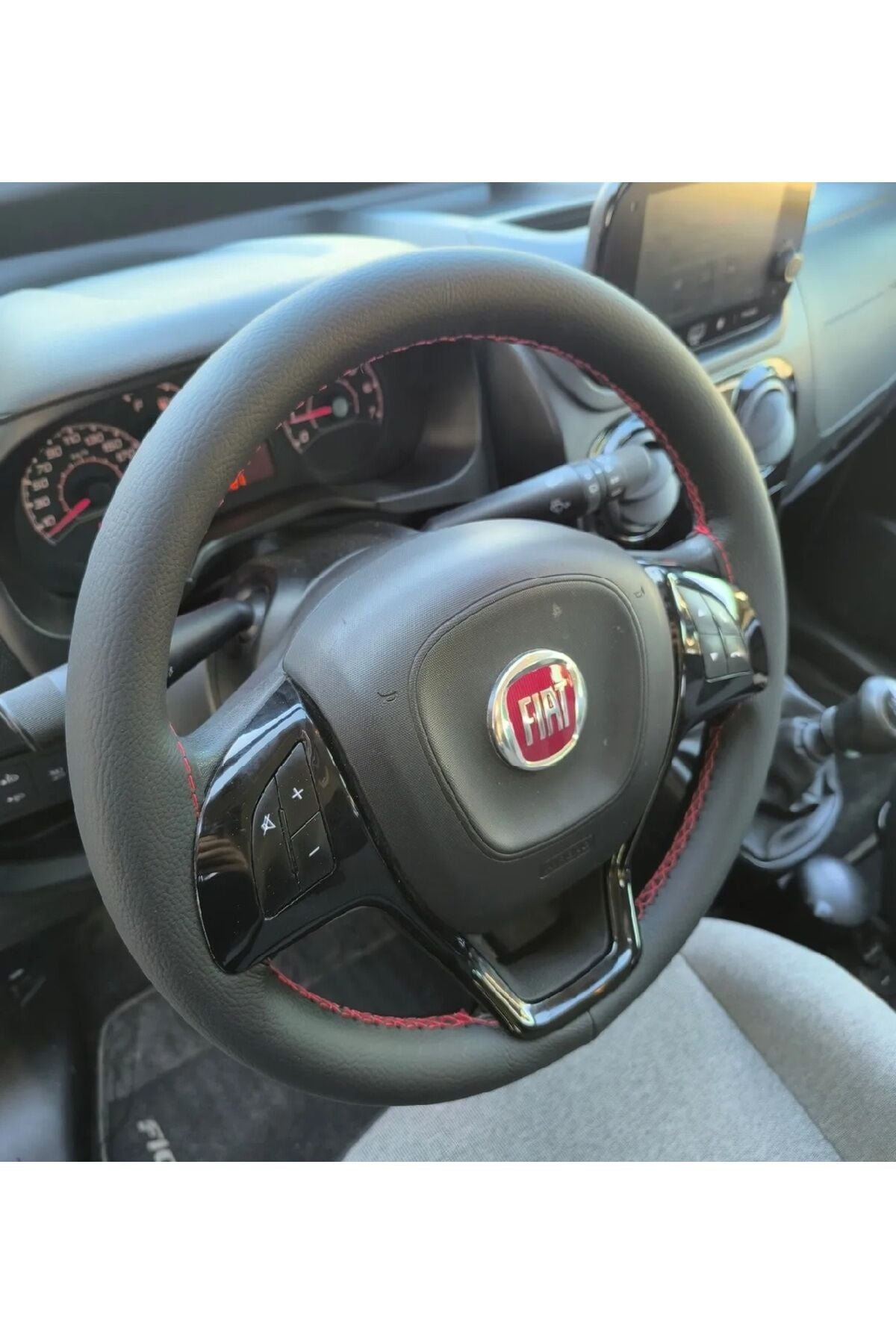 DİKİŞLİ DİREKSİYON KILIFI FIAT FİORİNO İTHAL SİYAH DERİ KIRMIZI DİKİŞLİ FIAT FIORINO İÇİN