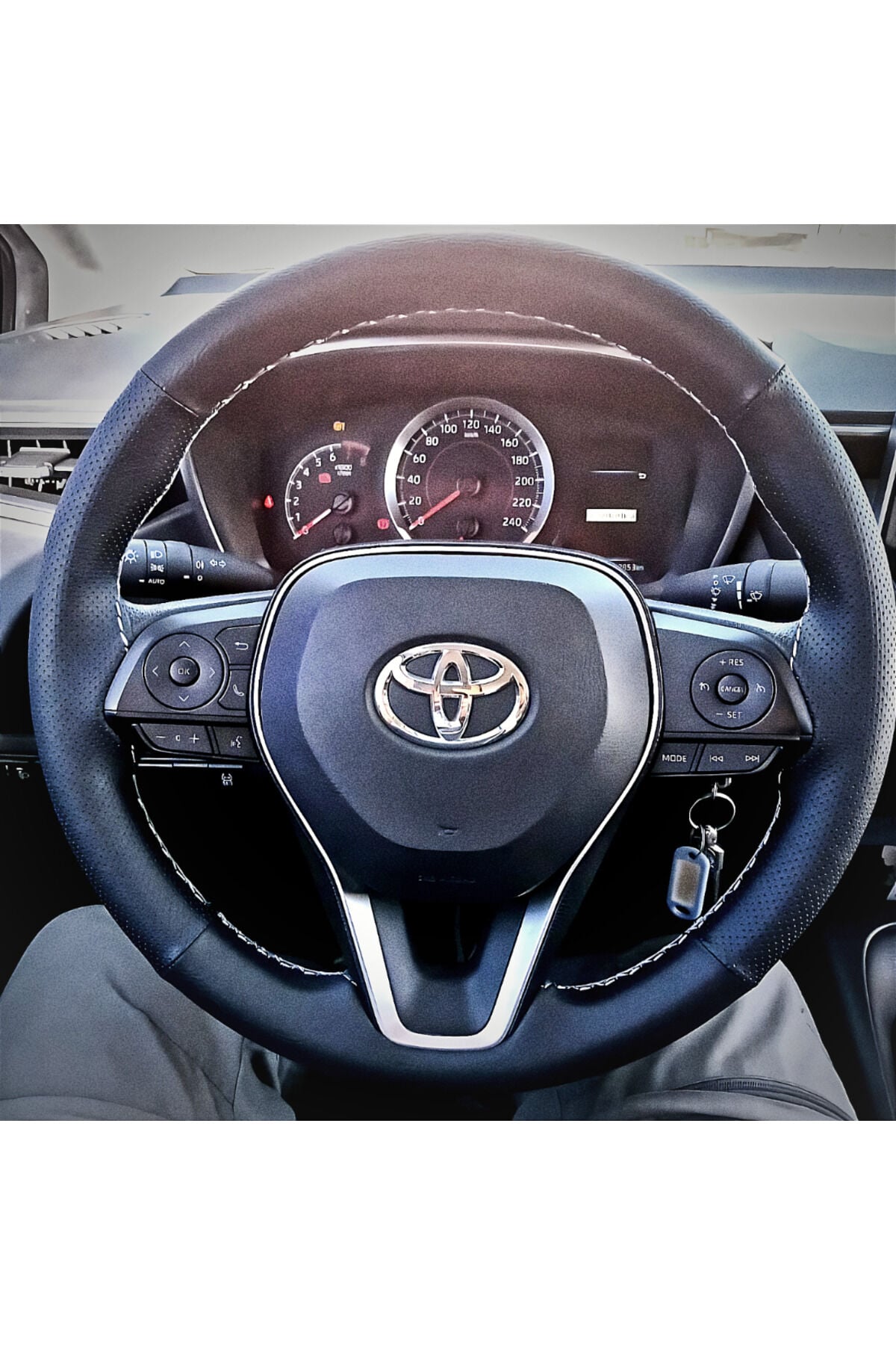 DİKİŞLİ DİREKSİYON KILIFI DAMARLI SİYAH DERİ NOKTALI DERİ GRİ DİKİŞLİ TOYOTA COROLLA İÇİN