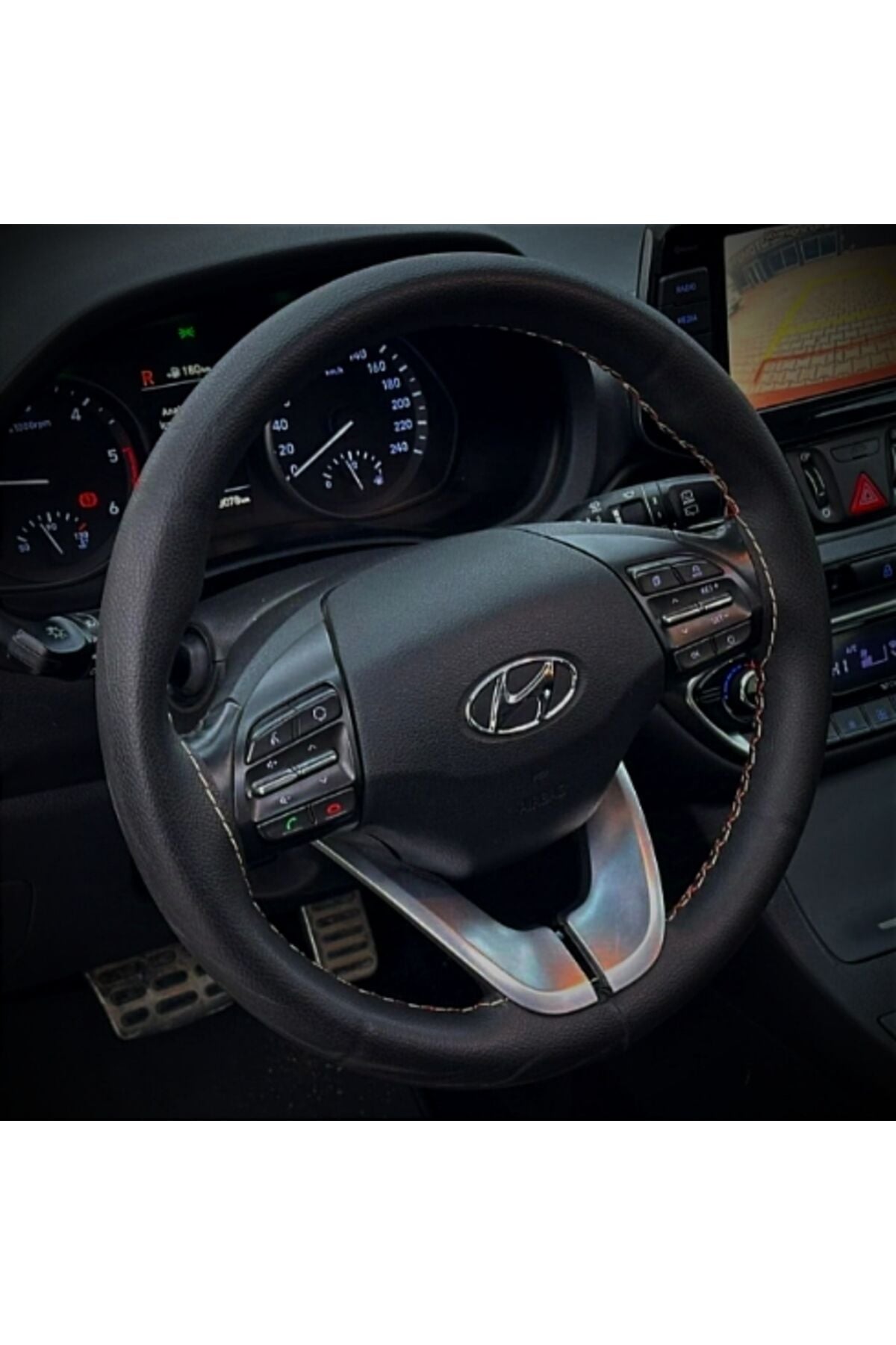 DİKİŞLİ DİREKSİYON KILIFI SİYAH DERİ BEJ DİKİŞLİ HYUNDAİ KONA İÇİN