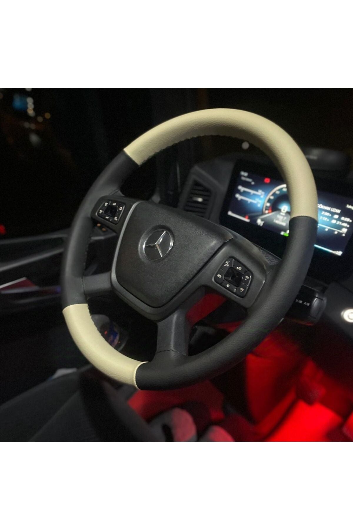 DİKİŞLİ DİREKSİYON KILIFI AÇIK BEJ/SİYAH DERİ SİYAH DİKİŞLİ YENİ MERCEDES İÇİN