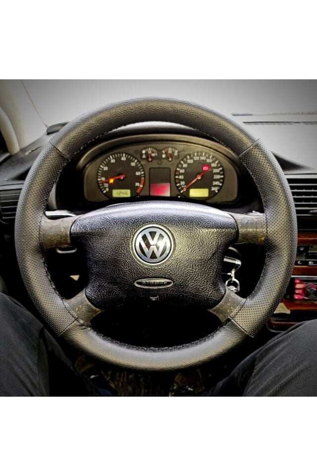 DİKİŞLİ DİREKSİYON KILIFI SİYAH/NOKTALI DERİ SİYAH DİKİŞLİ VOLKSWAGEN PASSAT İÇİN