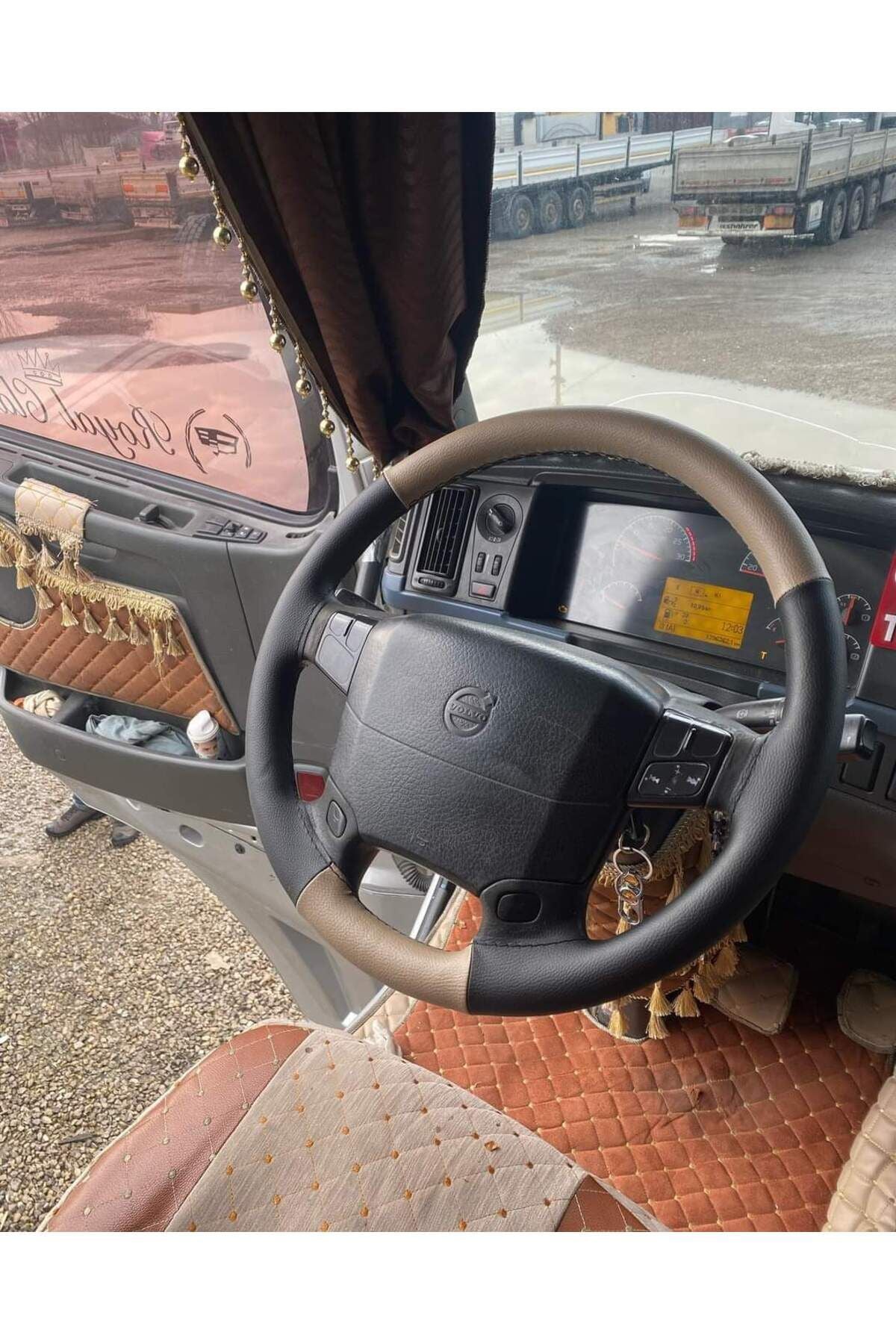 DİKİŞLİ DİREKSİYON KILIFI KOYU BEJ/SİYAH DERİ SİYAH DİKİŞLİ VOLVO TIR KAMYON İÇİN