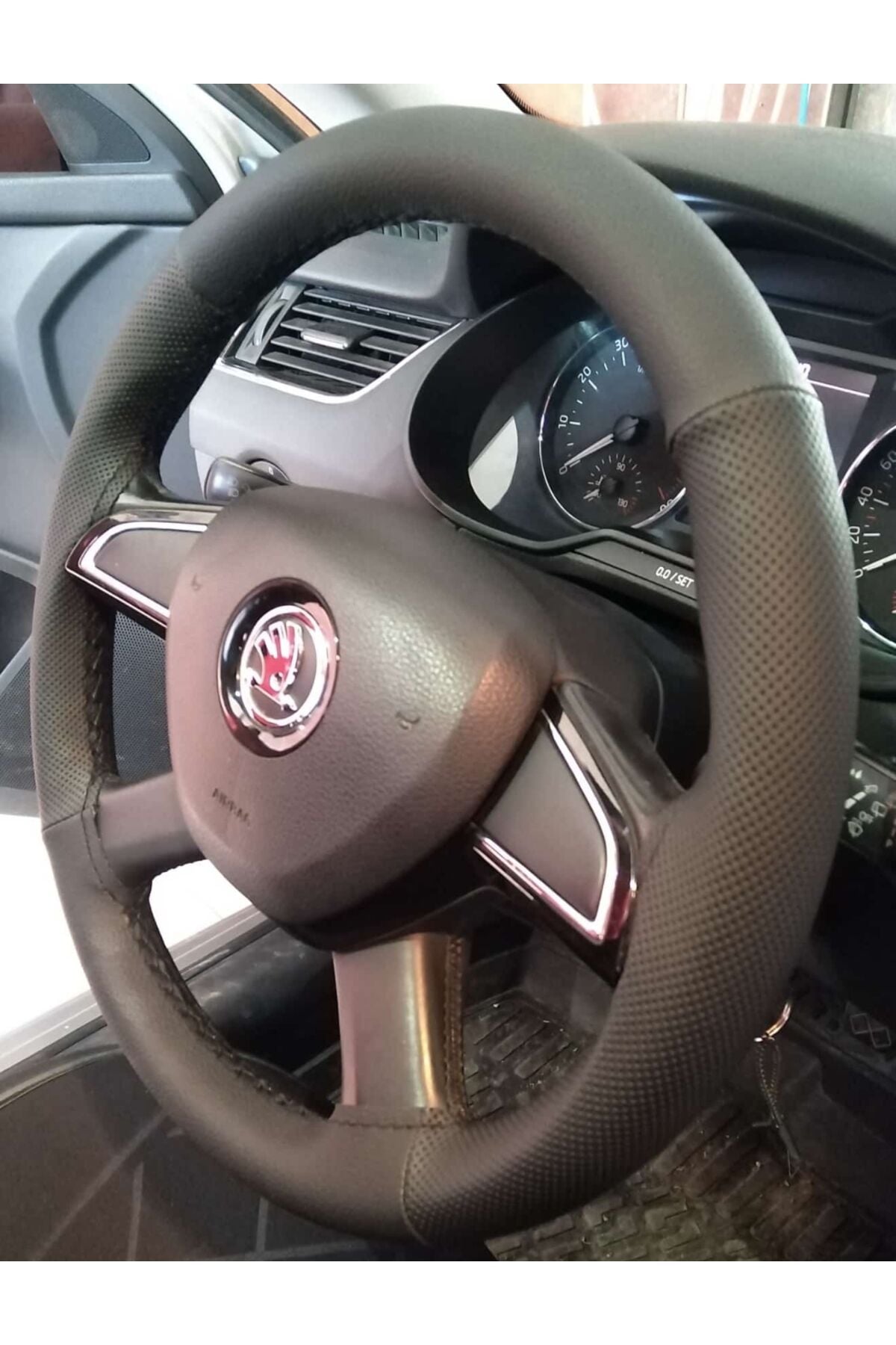 DİKİŞLİ DİREKSİYON KILIFI DAMARLI NOKTALI DERİ SİYAH DİKİŞLİ SKODA OCTAVİA İÇİN