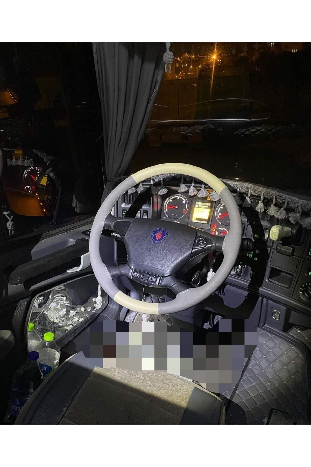 DİKİŞLİ DİREKSİYON KILIFI GRİ/BEJ DERİ GRİ DİKİŞLİ SCANİA TIR KAMYON İÇİN HIZLI KARGO